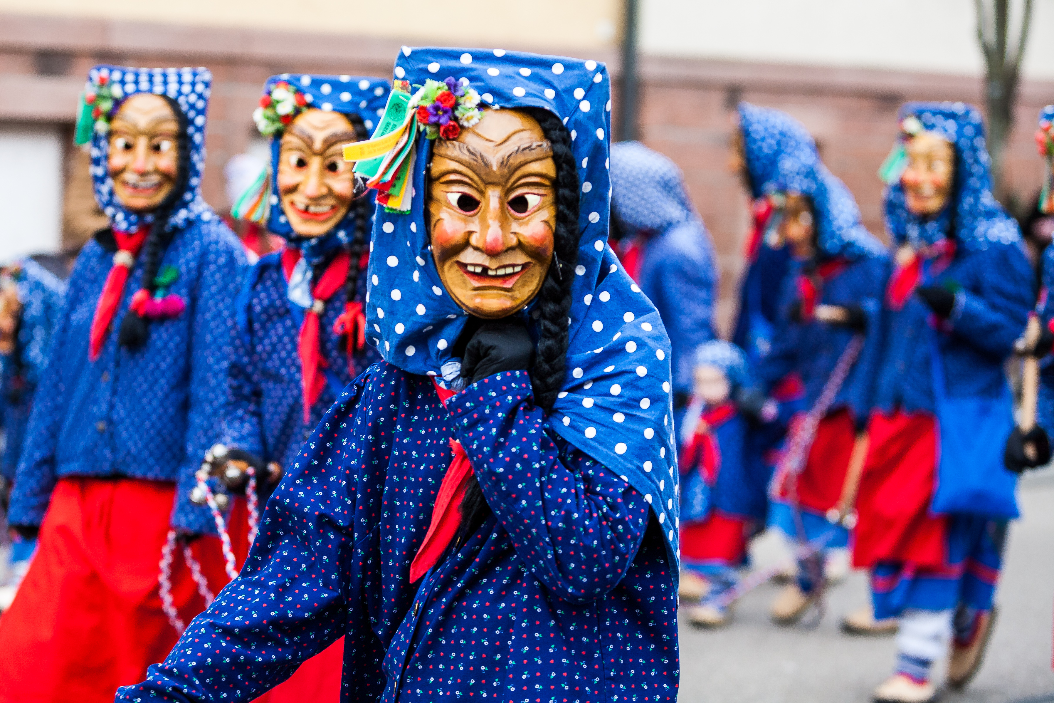 Kulturelt karnevalsoptog i Sydtyskland med festlige kostumer, masker og traditionel Fasnacht-stemning