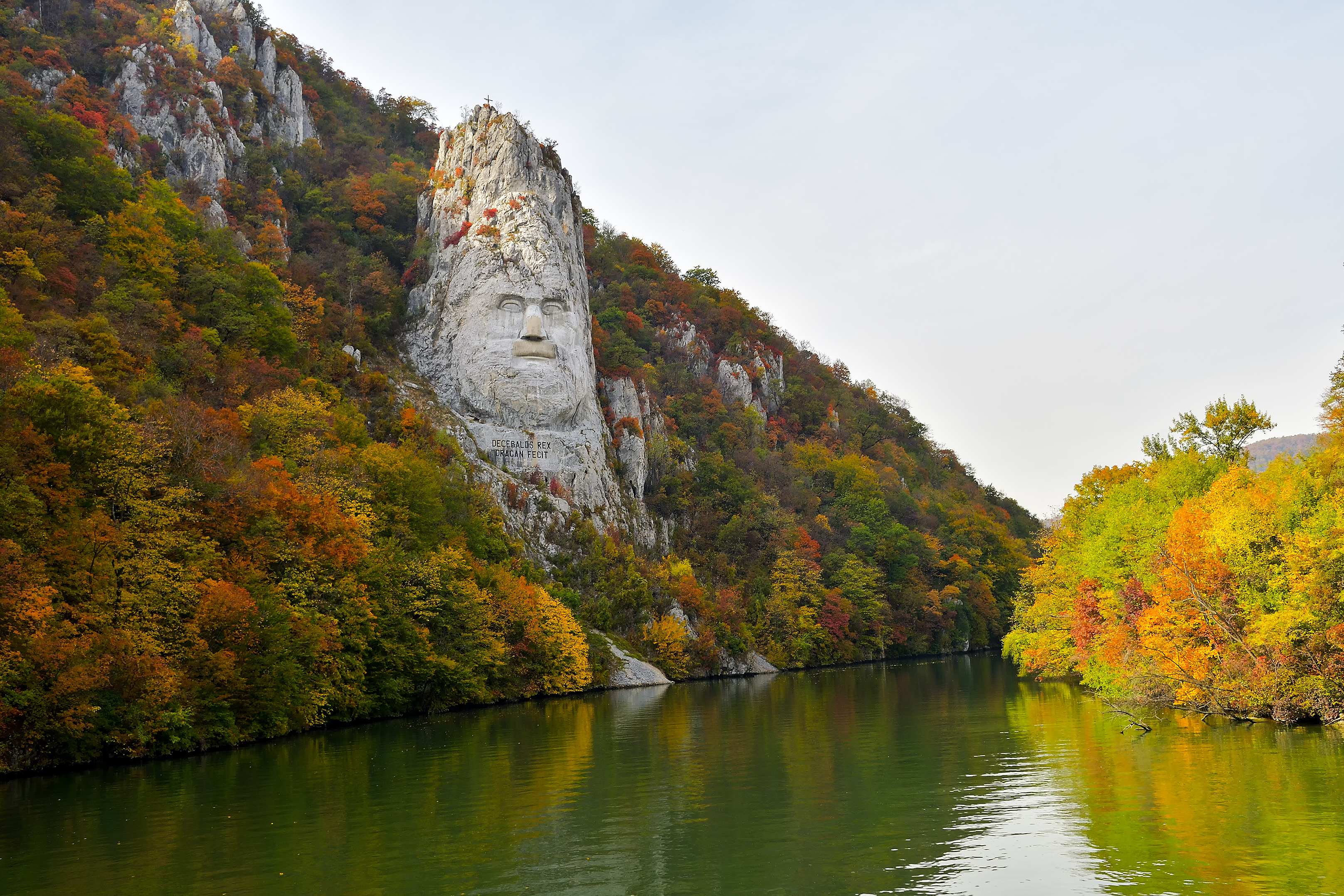 Karpaternes Decebalus statue ved Donau floden i det rumænske landskab