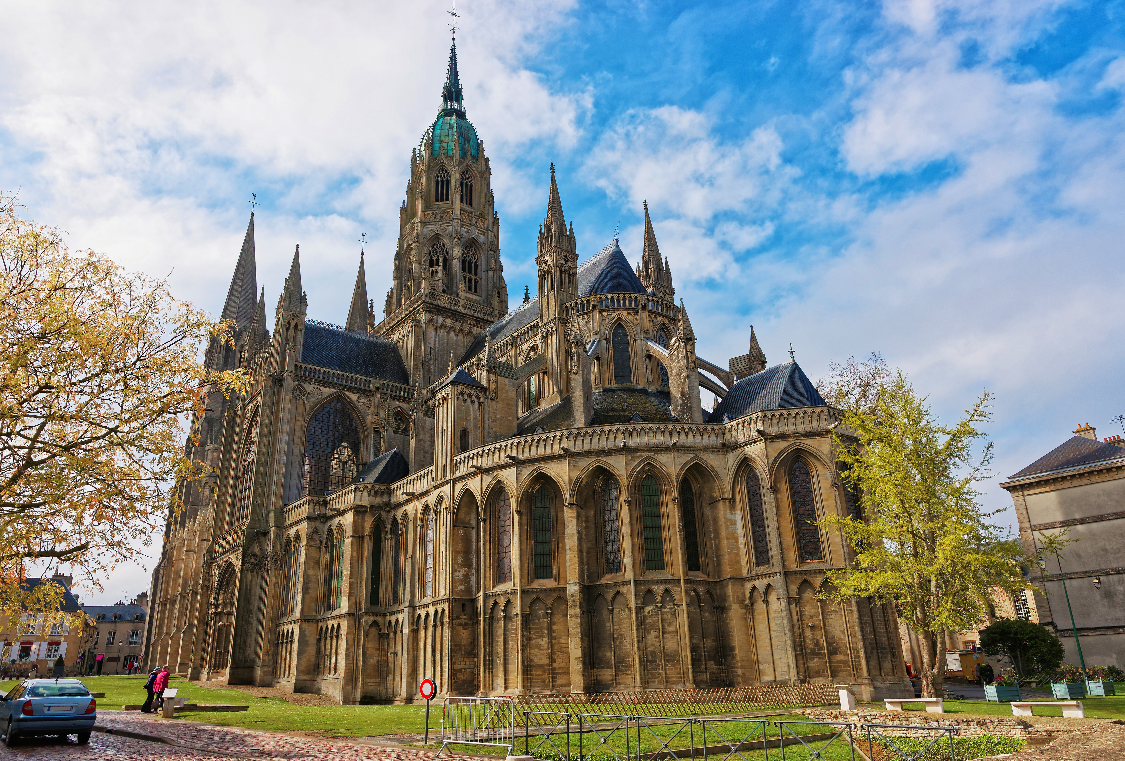 Historisk katedral i Bayeux med gotiske spir og romansk facade
