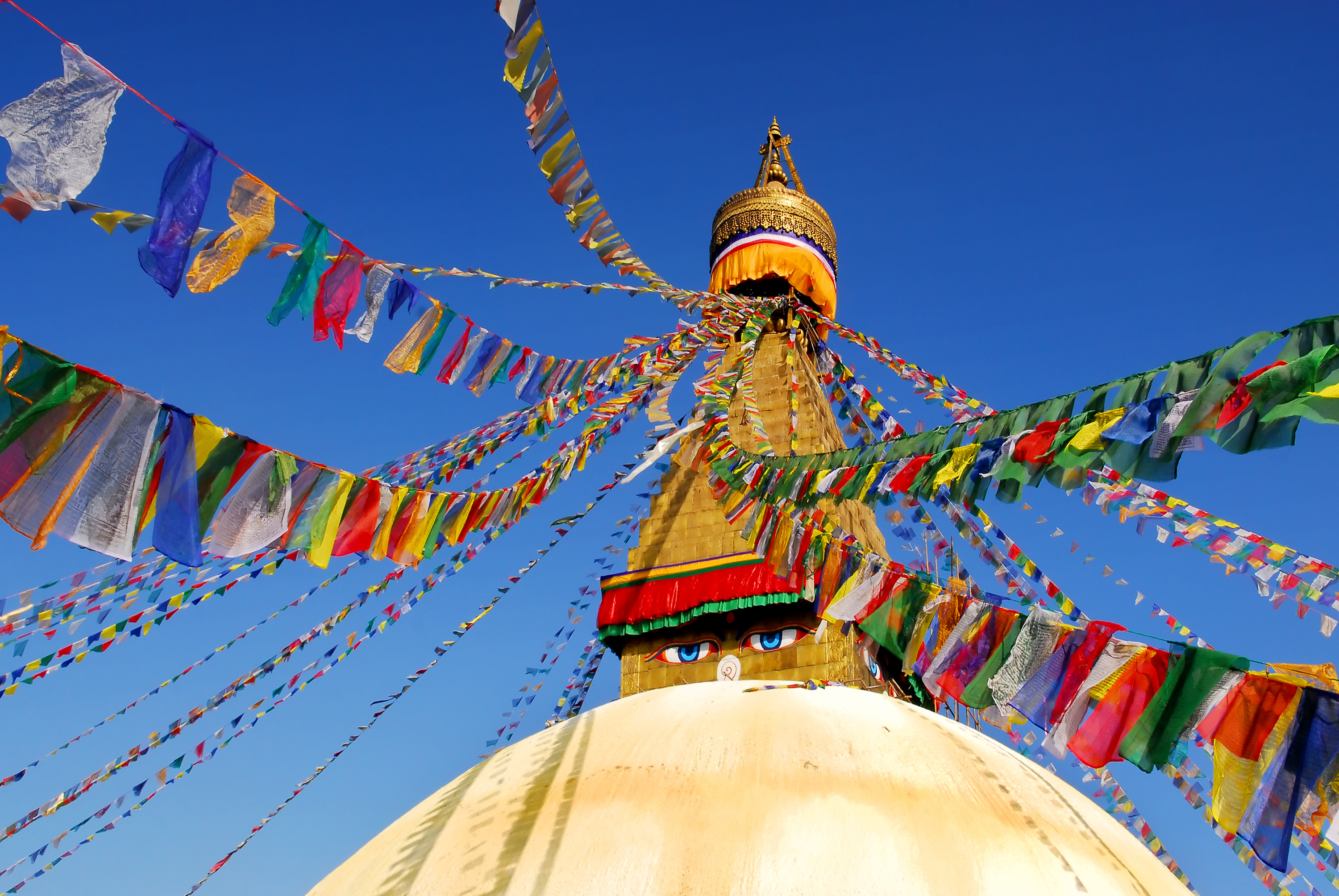 Boudhanath Stupa i Kathmandu, Nepal, med farverige bedeflag og gyldent spir – et af Asiens vigtigste buddhistiske pilgrimsmål