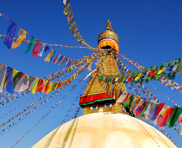 Boudhanath Stupa i Kathmandu, Nepal, med farverige bedeflag og gyldent spir – et af Asiens vigtigste buddhistiske pilgrimsmål