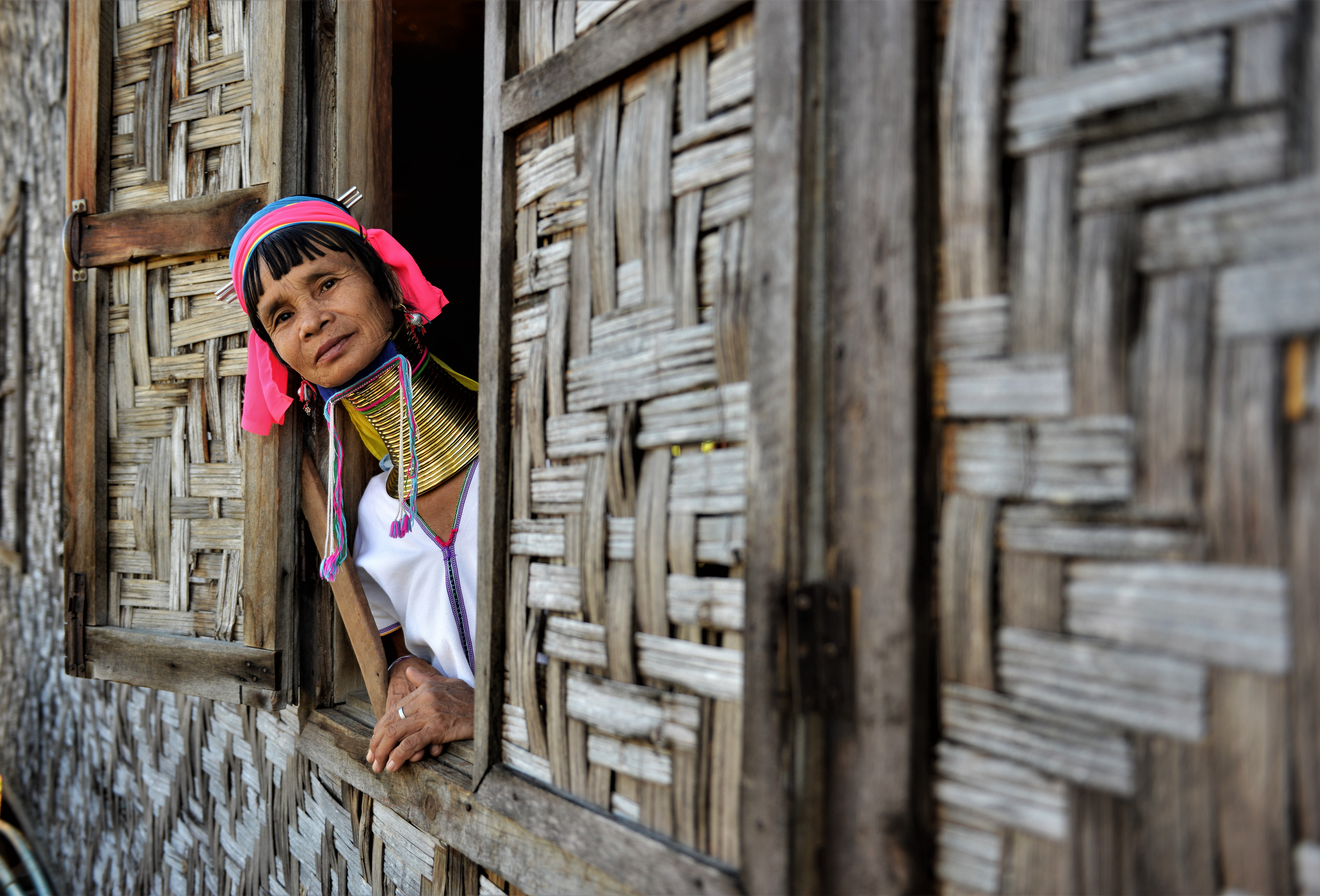 Kayan stammekvinde med messingringe omkring halsen i Myanmar landsby