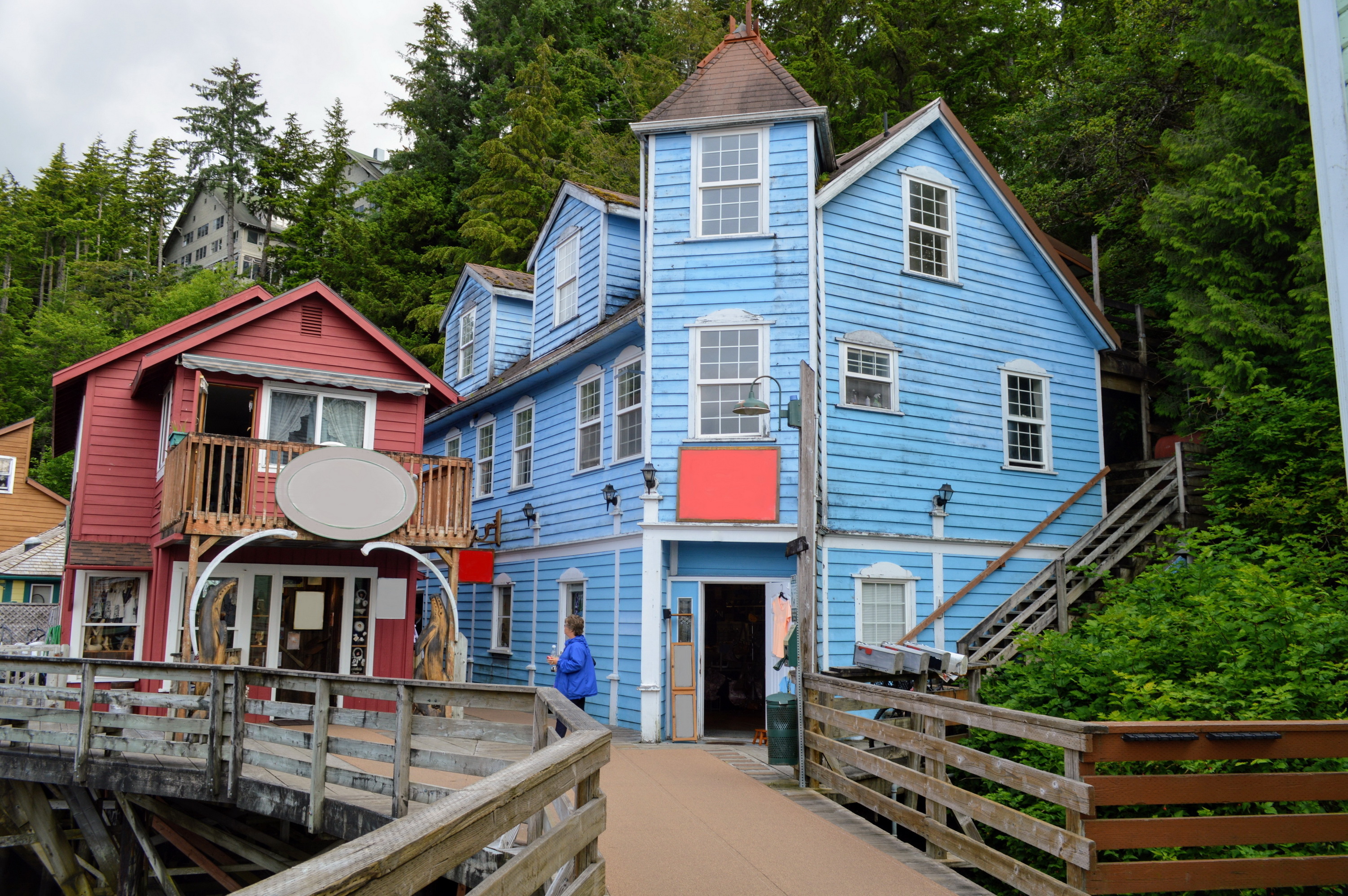 Historisk bydel i Ketchikan Alaska med farverige træhuse og gangbro over Creek Street