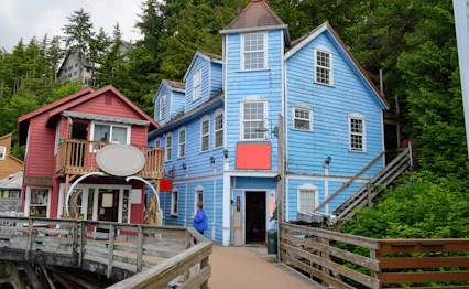 Historisk bydel i Ketchikan Alaska med farverige træhuse og gangbro over Creek Street