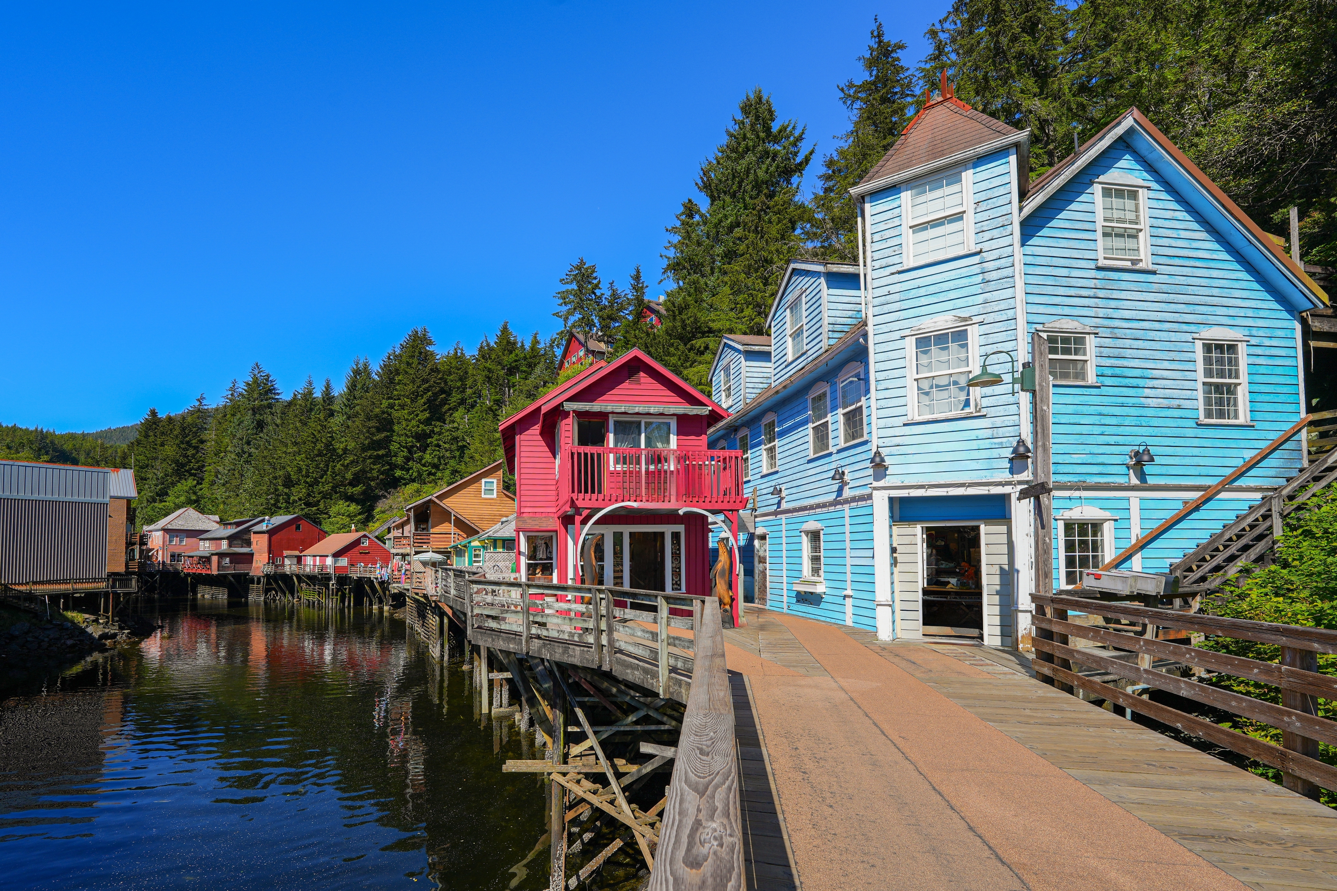 Charmerende farverige bygninger på stylter langs Creek Street i Ketchikan, Alaska – et unikt historisk kvarter med butikker og caféer