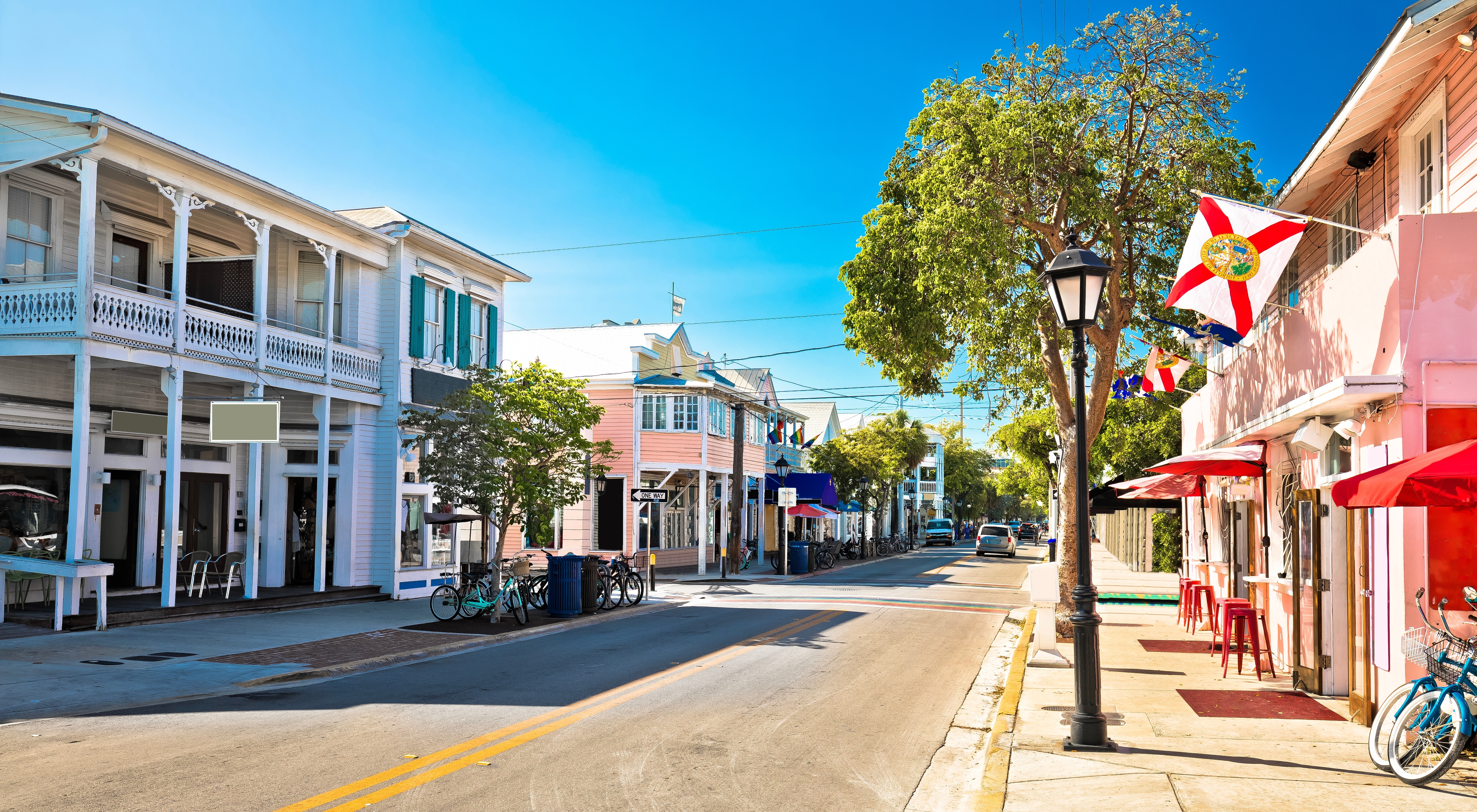 Den charmerende Duval Street i Key West, Florida Keys - en livlig gade med farverige bygninger og palmeklædte omgivelser i USA's tropiske sydstatsparadis