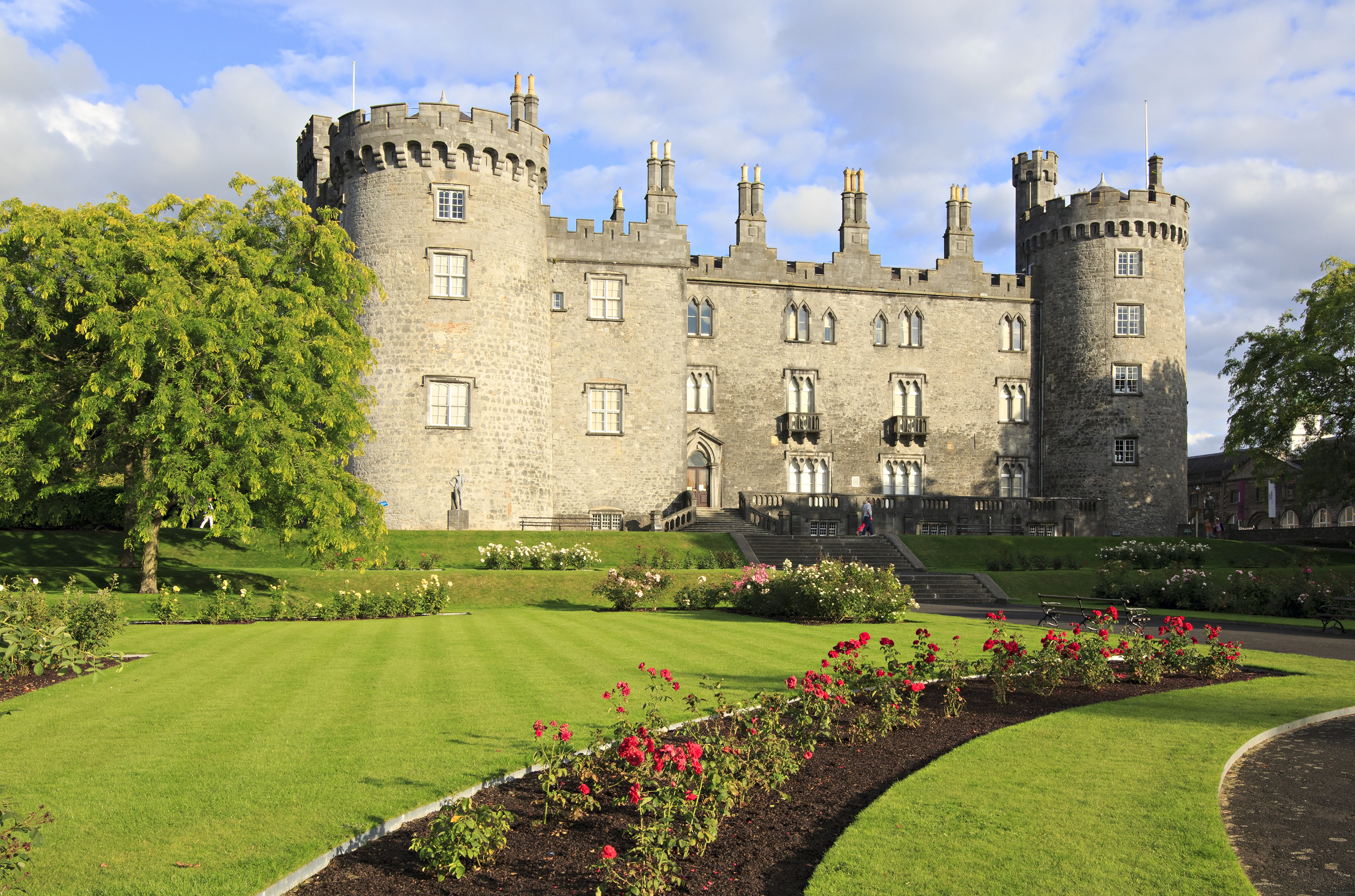 Kilkenny Castle i Irland - en fascinerende middelalderborg og populær seværdighed med smukke grønne omgivelser