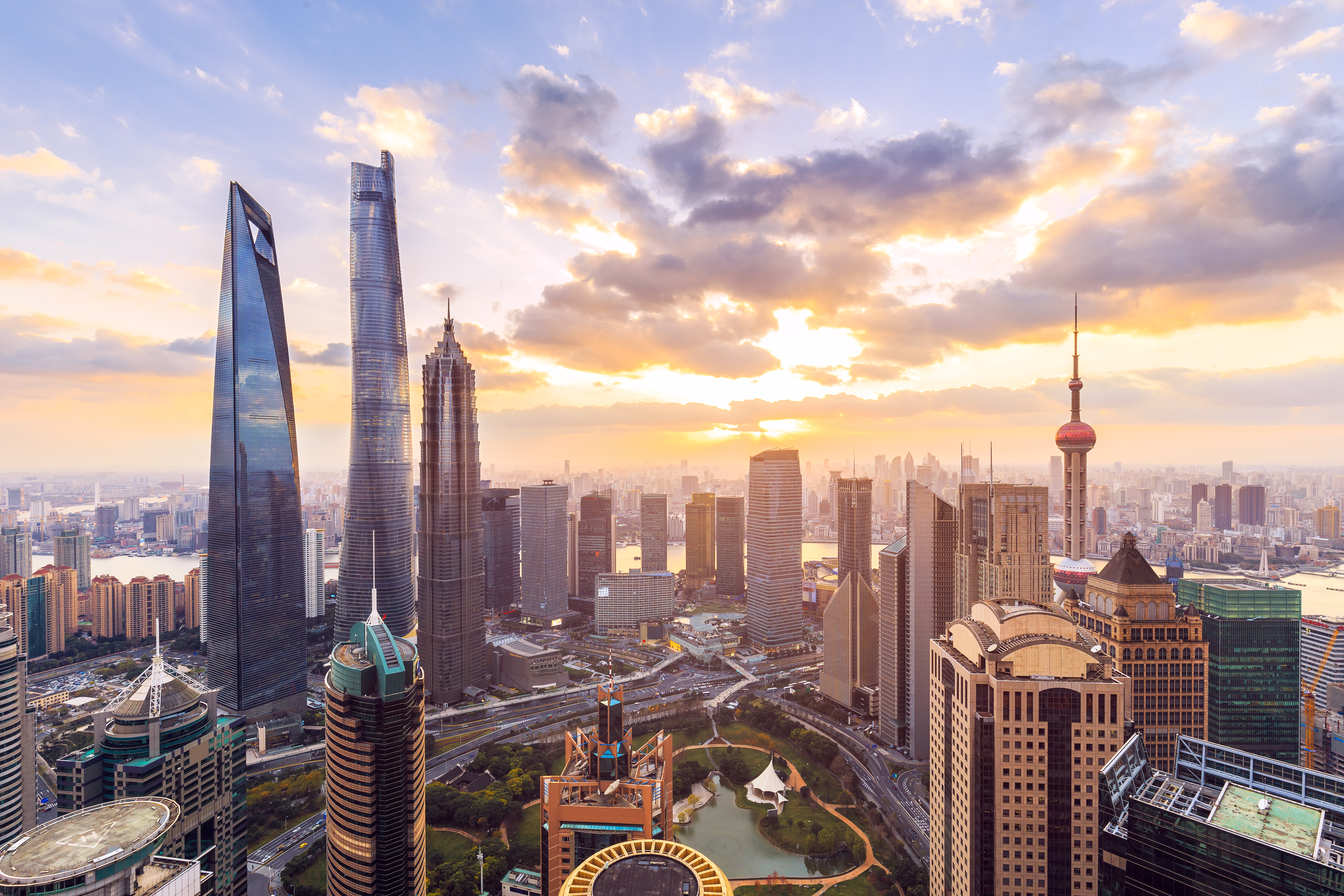 Shanghai Tower og Pudong distriktet i Kina ved gyldent solnedgangslys