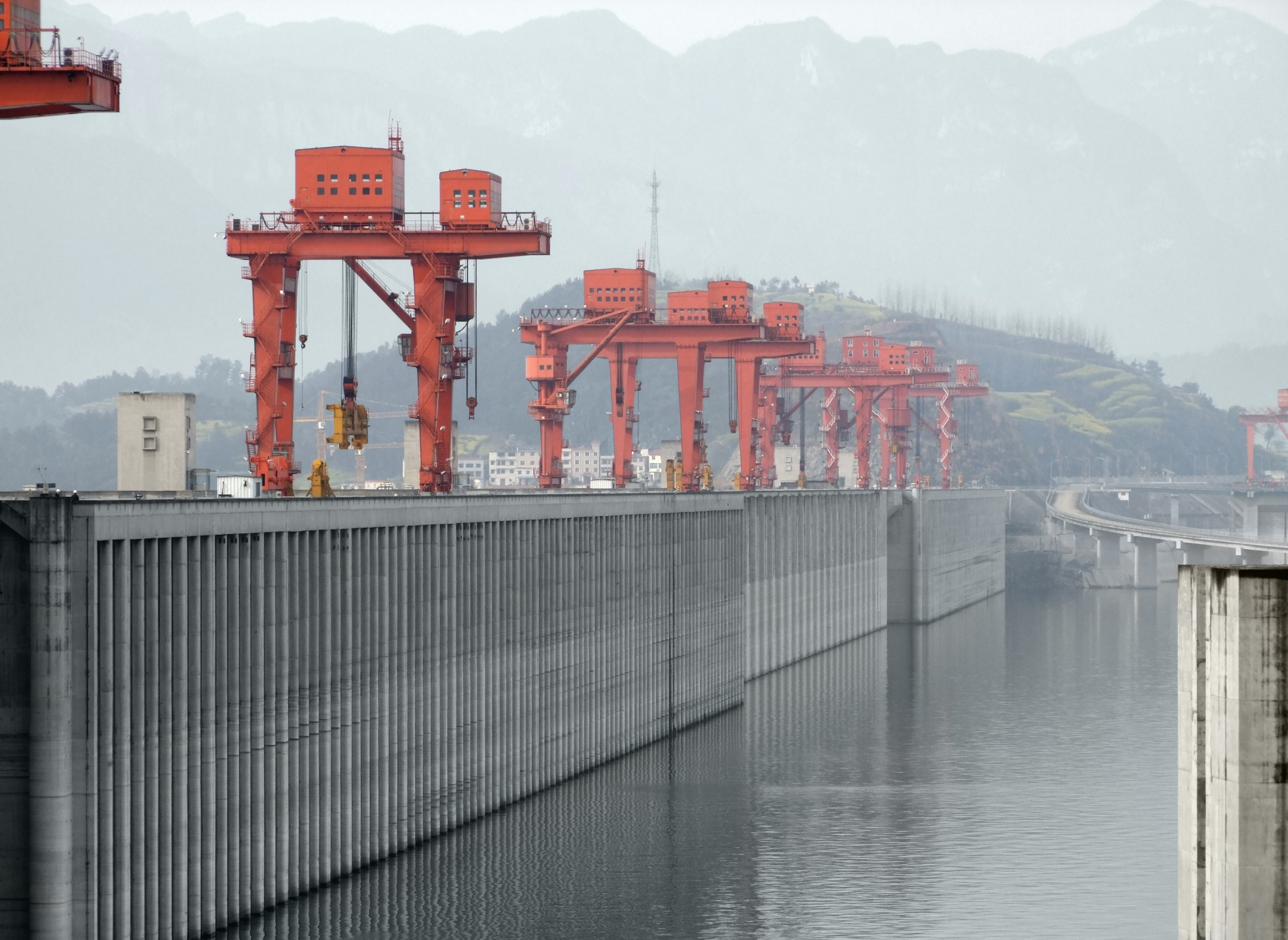 Tre Kløfter-dæmningen i Yiling-distriktet ved Yangtze-floden i Kina med røde gantry-kraner langs betonmuren