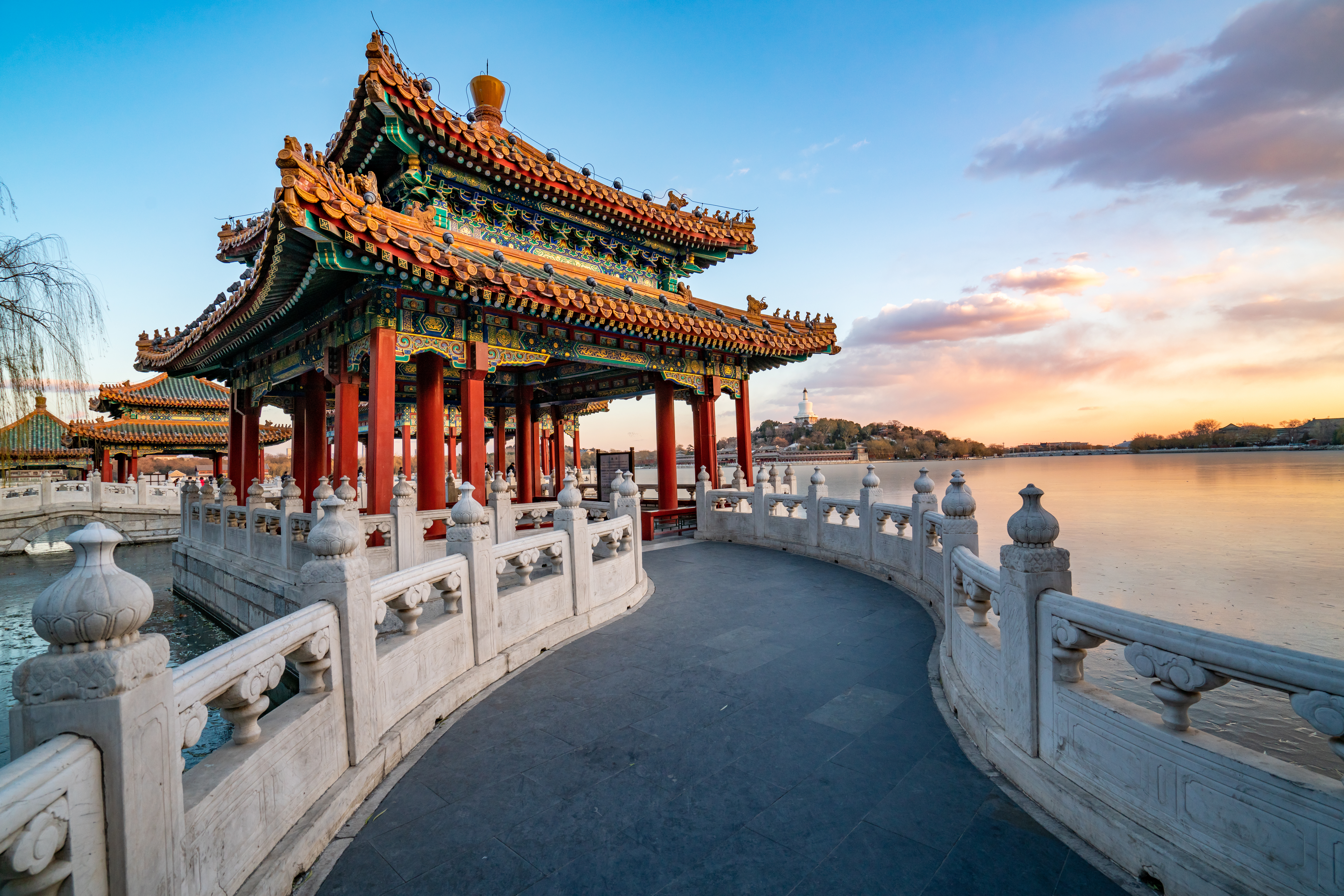 Kinesisk arkitektur pavillon med sø reflektion i Beijing
