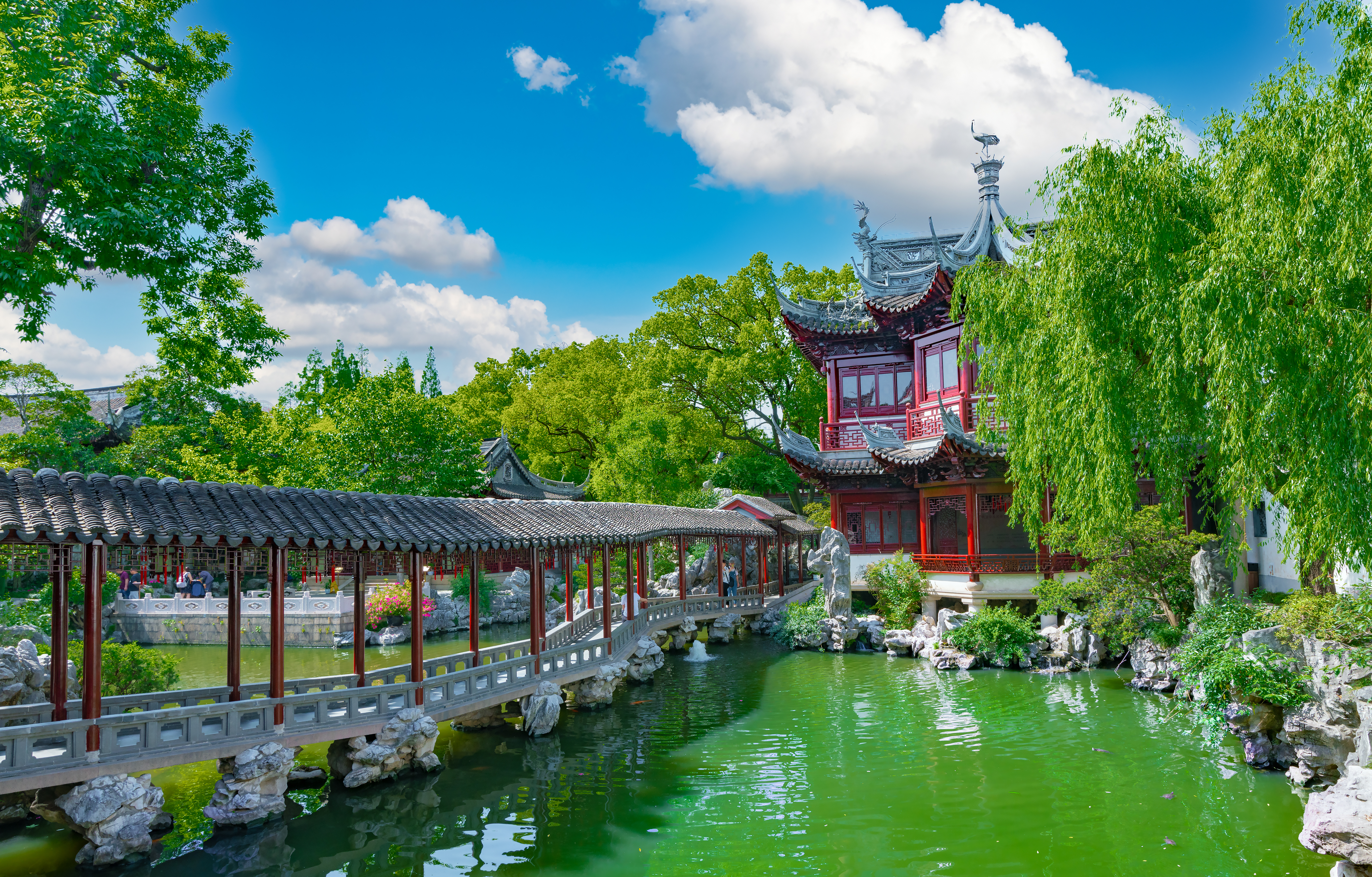 Yu Gardens historiske have i Shanghai med rød traditionel pavillon, overdækket vandregang og grøn naturlig sø – oplev Kinas klassiske havekunst