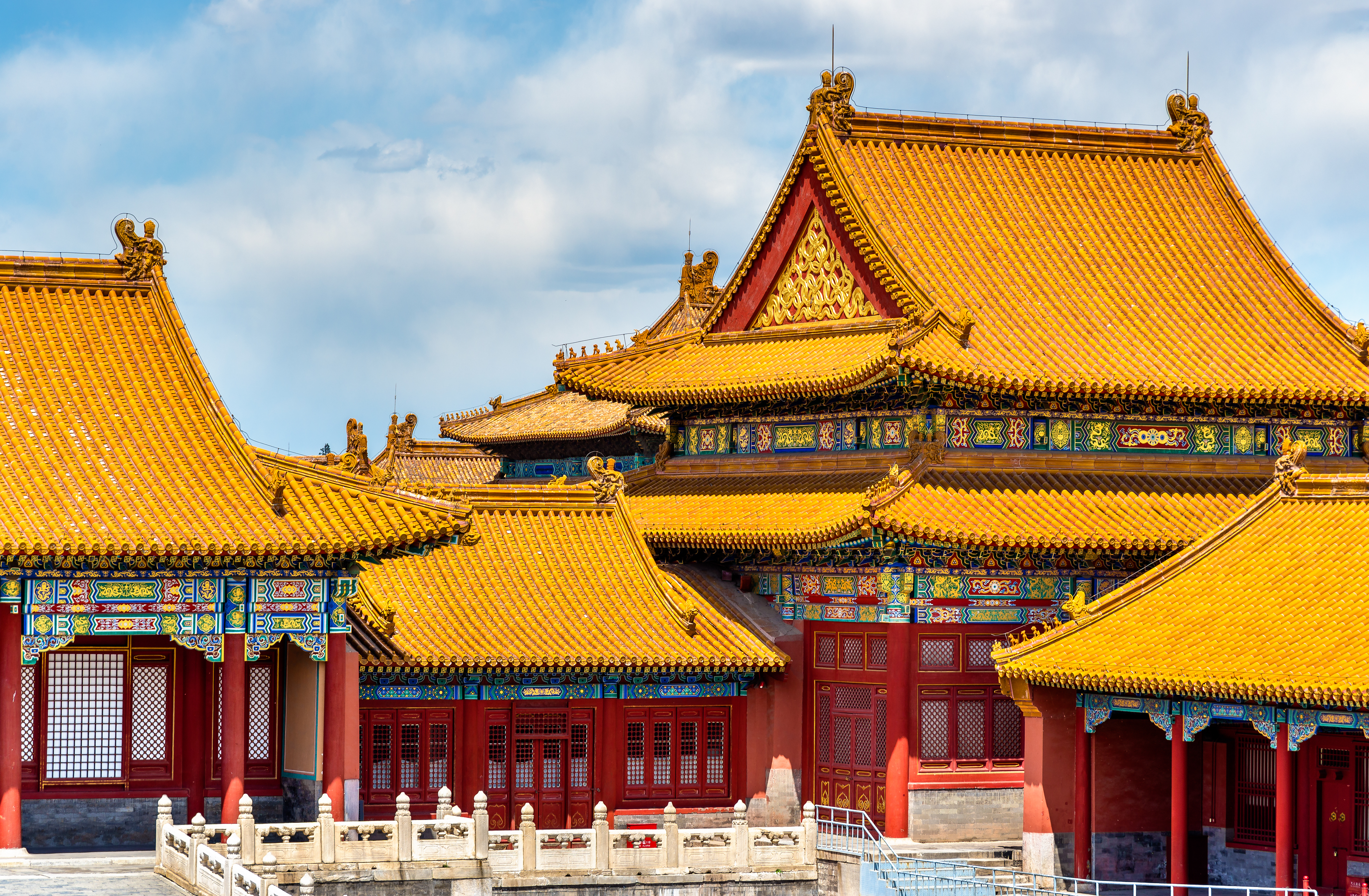 Kinesisk kejserpalads i Beijing med smukke gylden tage og rød arkitektur