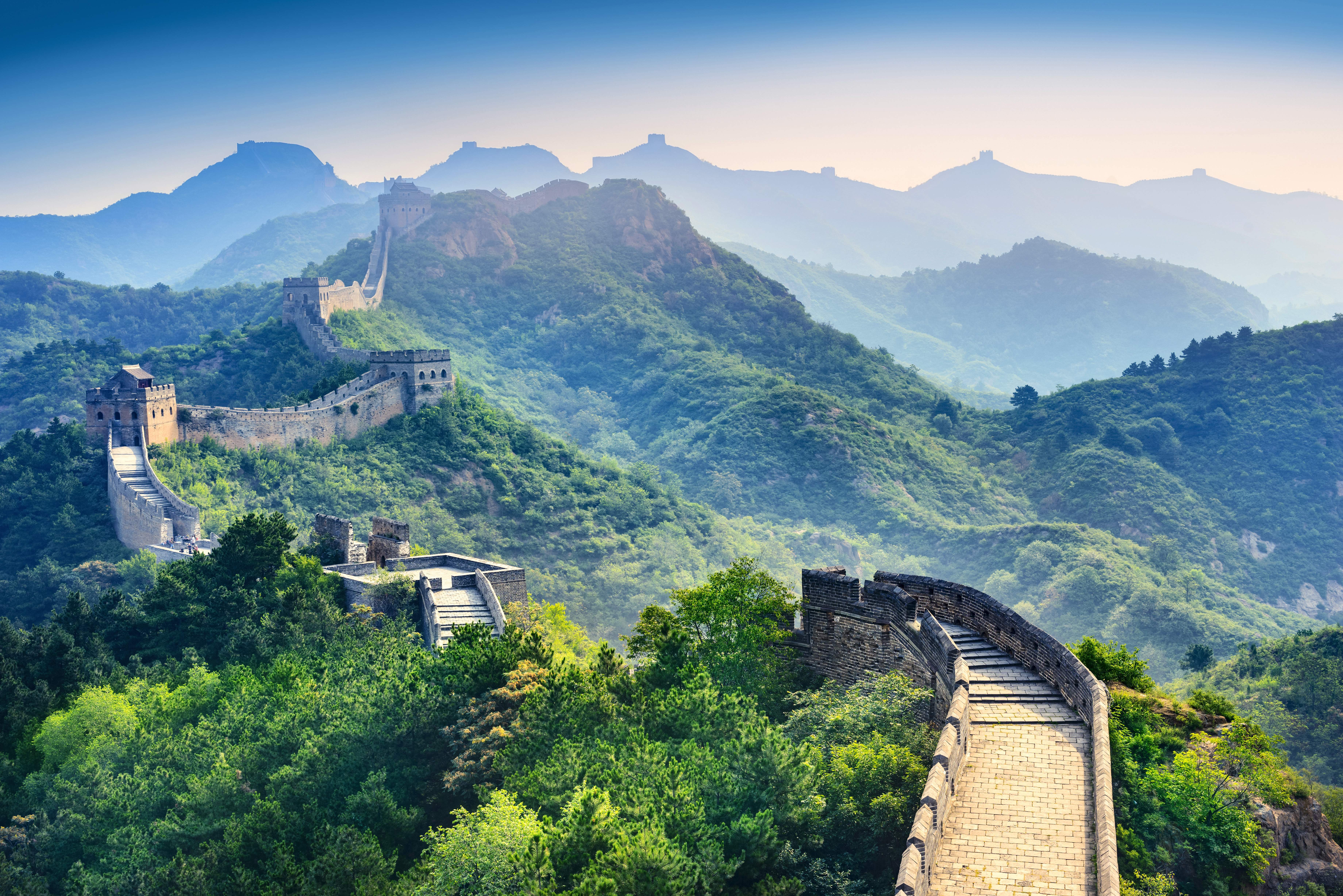 Den berømte Kinesiske Mur ved Badaling med frodige grønne bjerge og klart vejr