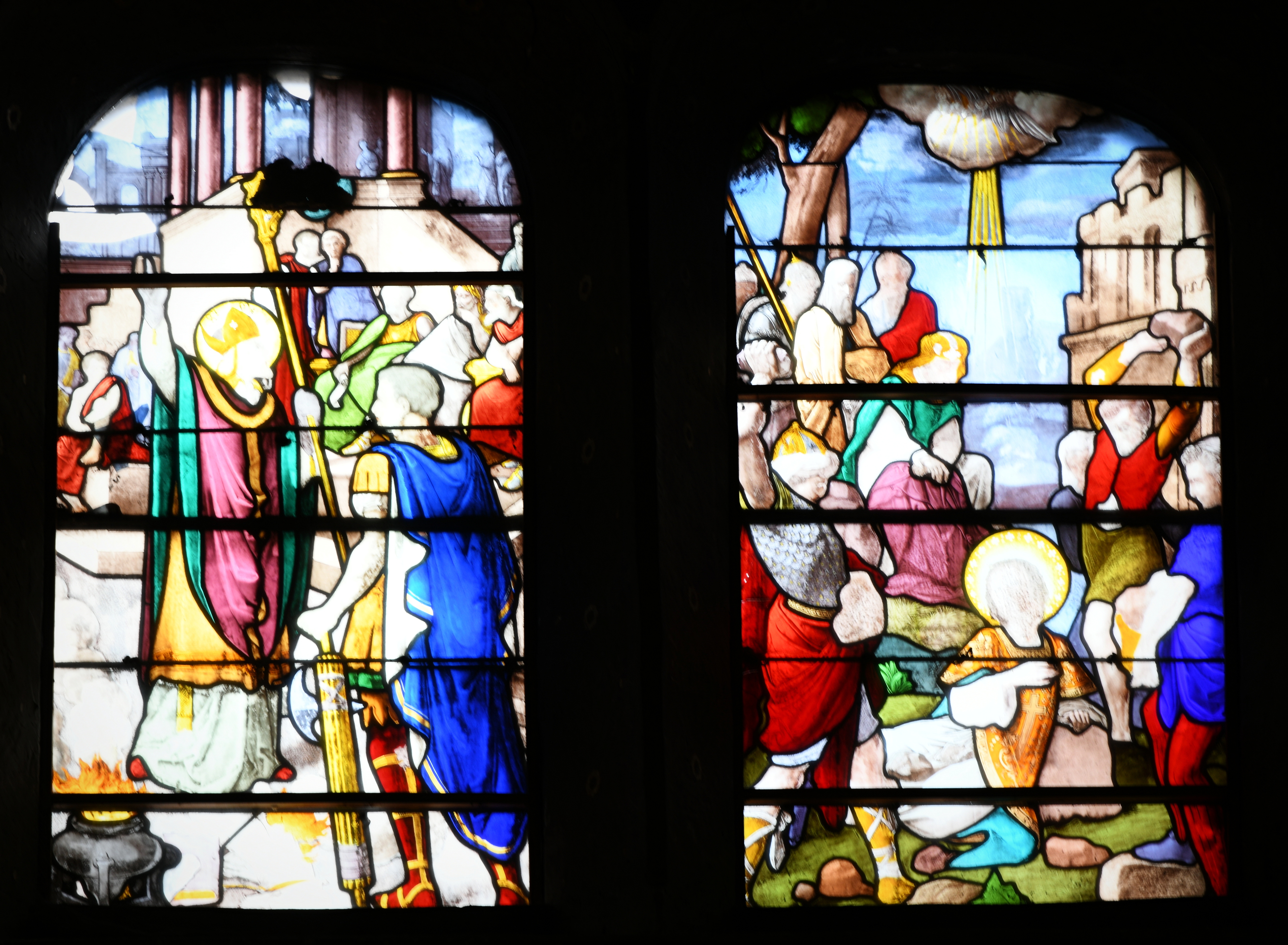 Farverige og detaljerede glasmalerier i Honfleurs historiske kirke i Normandiet Frankrig