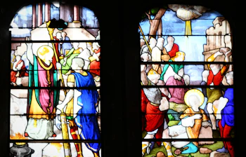 Farverige og detaljerede glasmalerier i Honfleurs historiske kirke i Normandiet Frankrig
