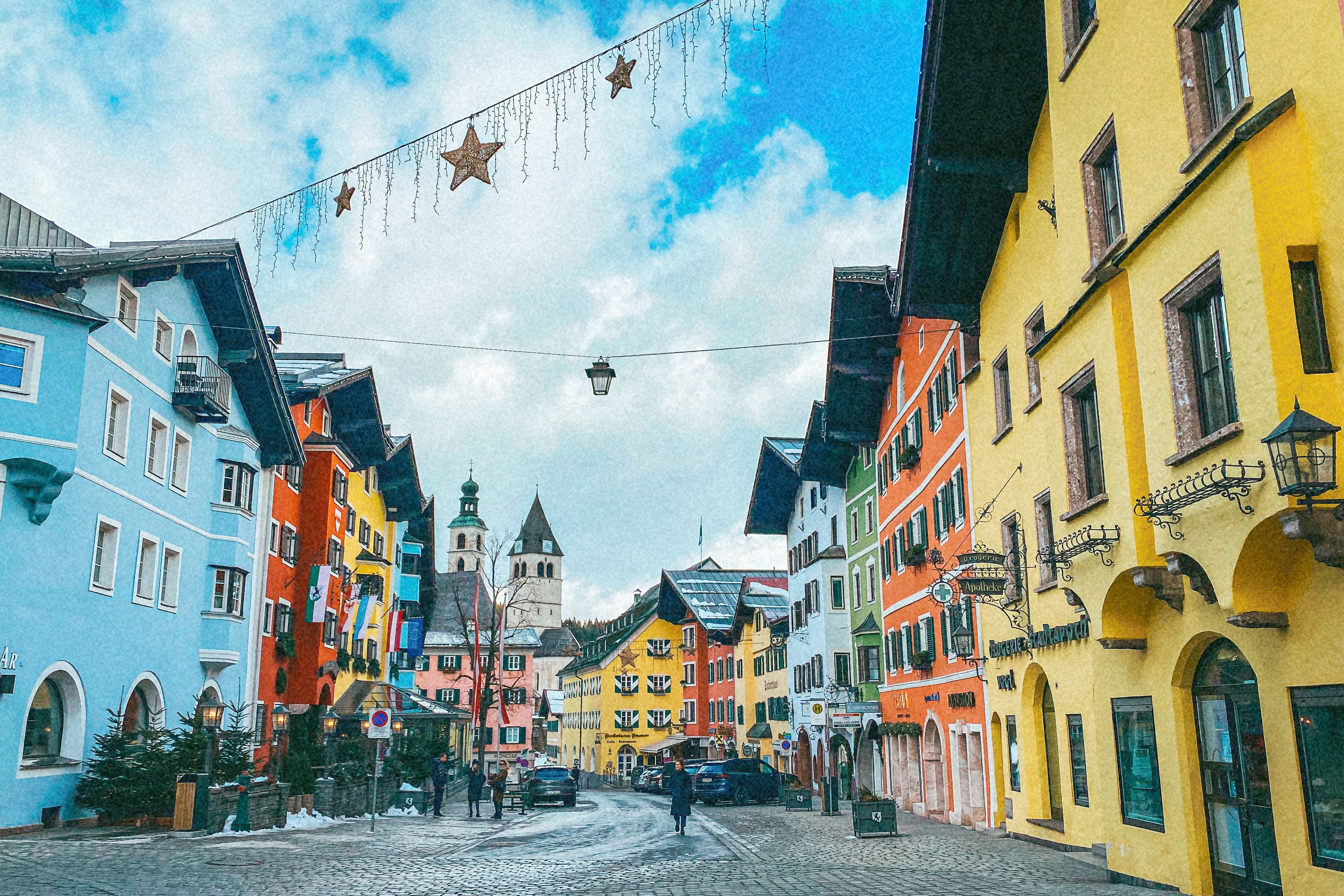 Historisk bymidte i Kitzbühel med karakteristiske farverige bygninger og brolagt gade om vinteren i Østrig