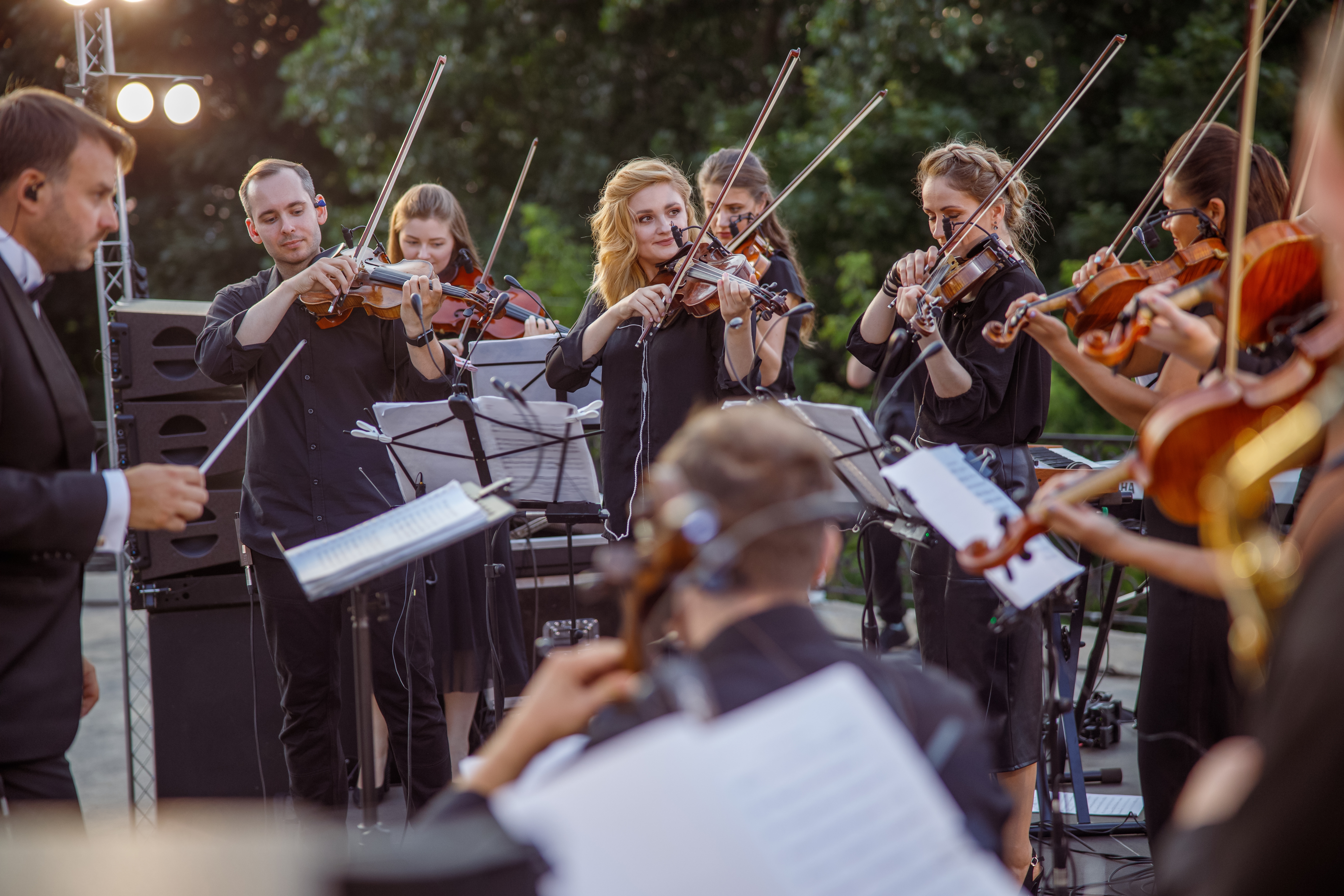 Klassisk musik ensemble med violinister optræder ved udendørs arrangement