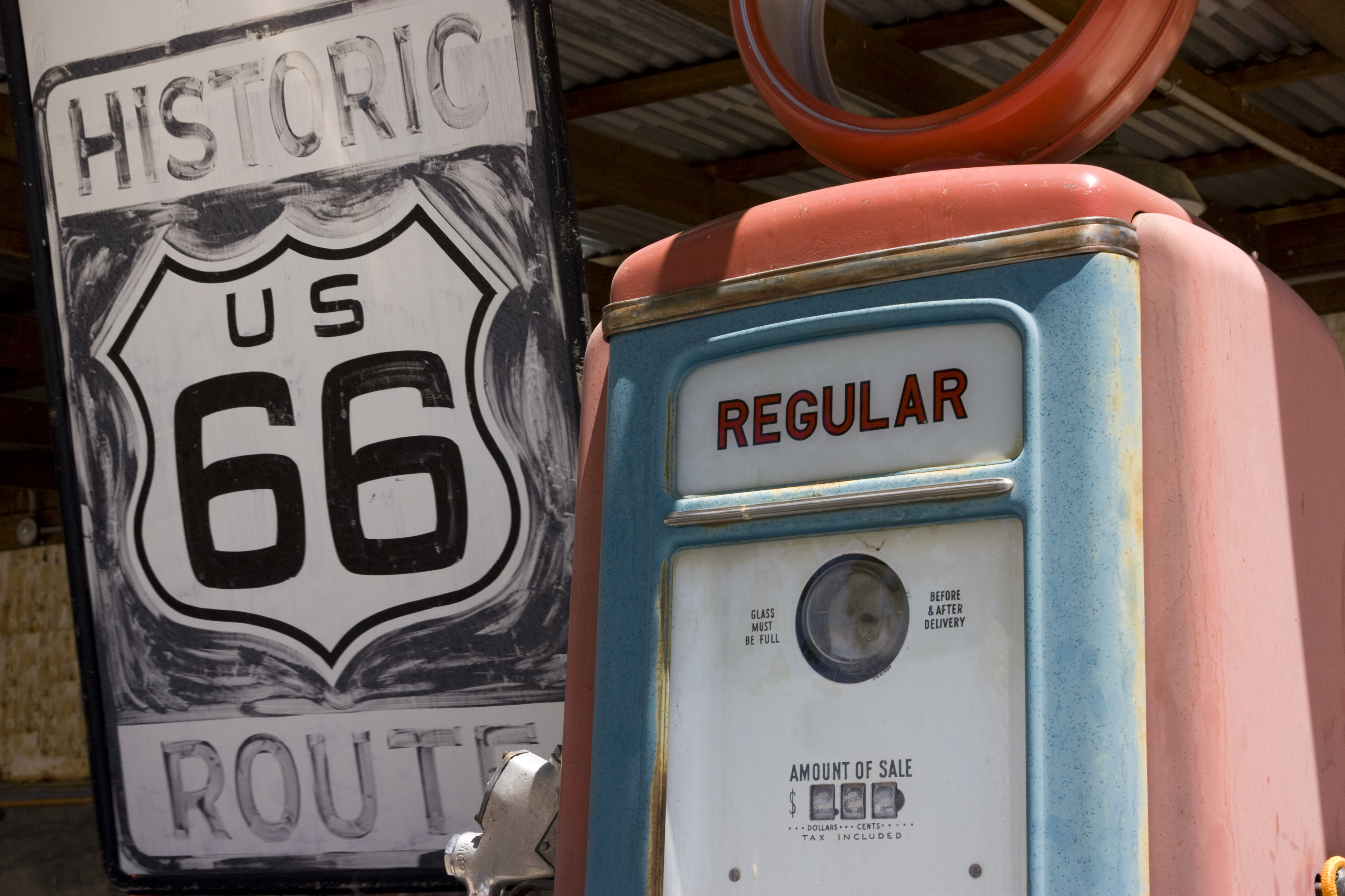 Klassisk Route 66 skilt ved historisk tankstation i USA's sydvesten