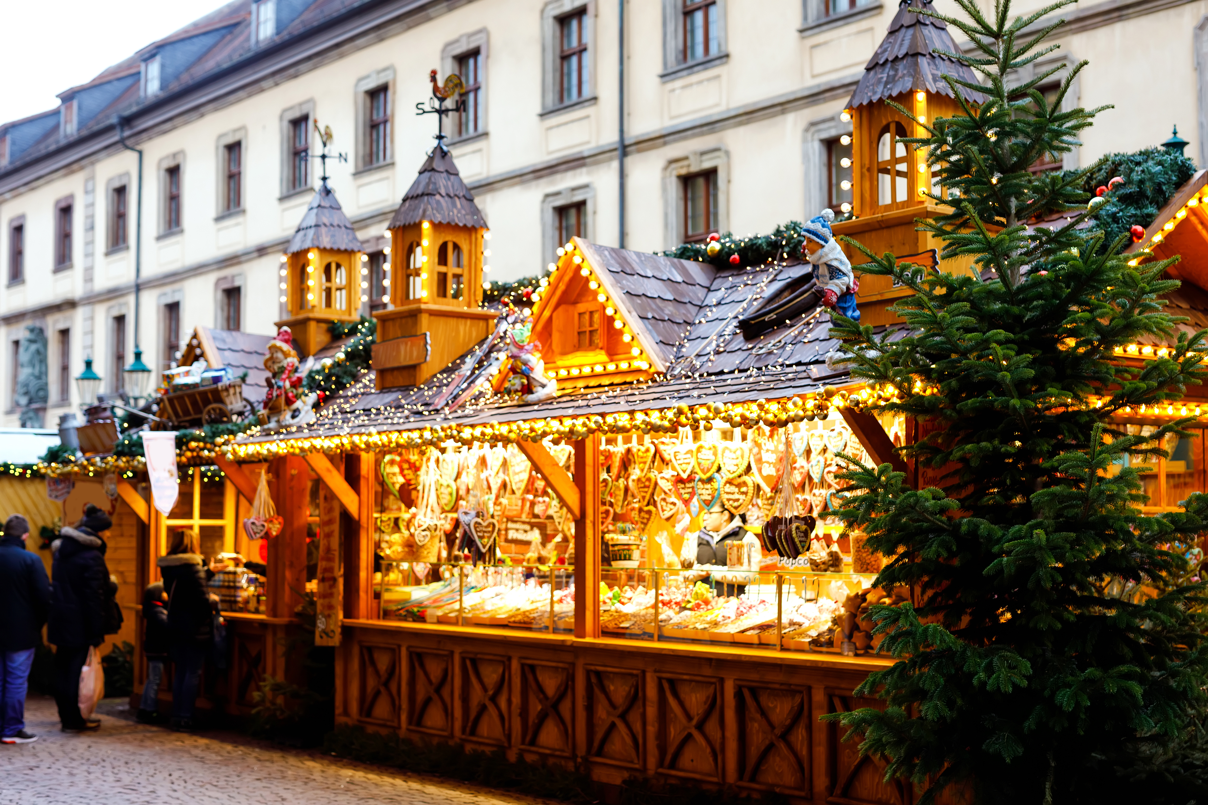 Klassisk tysk weihnachtsmarkt med oplyste stande og autentisk julehandel i december