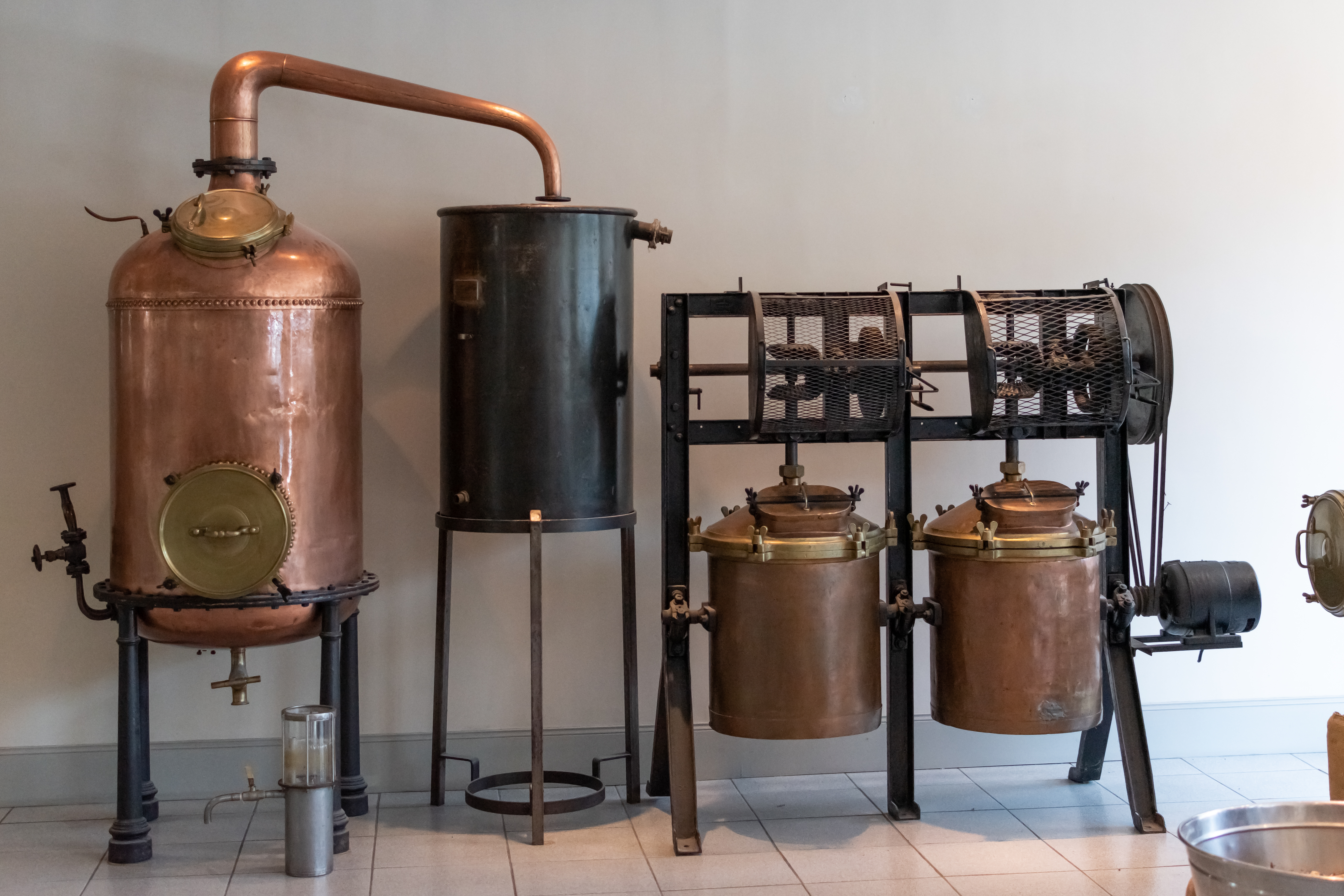 Klassisk kobber destillationsanlæg til æteriske olier og parfume i Grasse, Frankrig