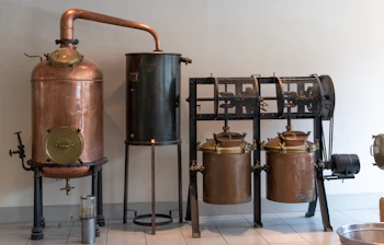 Klassisk kobber destillationsanlæg til æteriske olier og parfume i Grasse, Frankrig