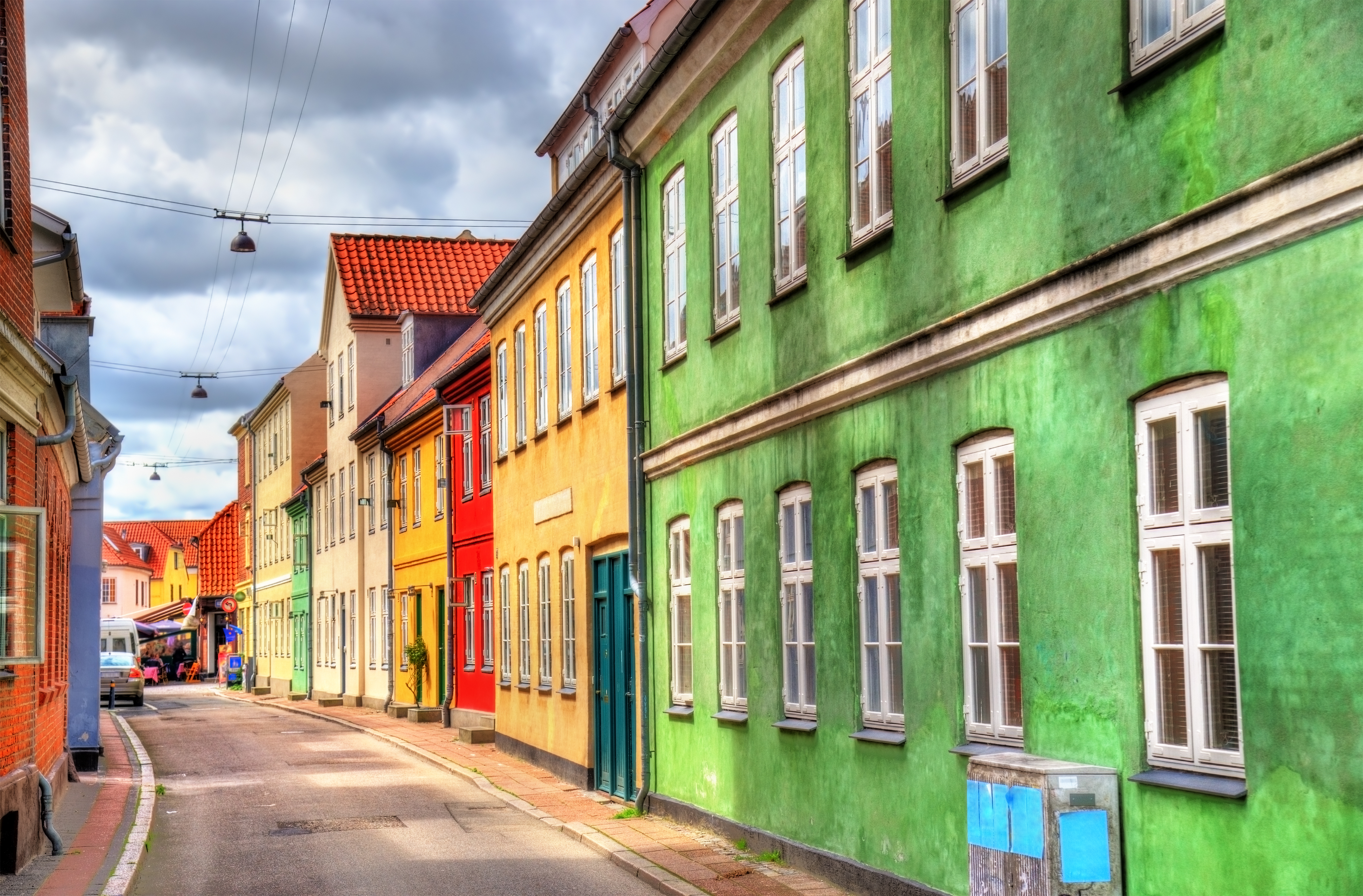 Pittoresk dansk gade med farverige huse og historisk charme