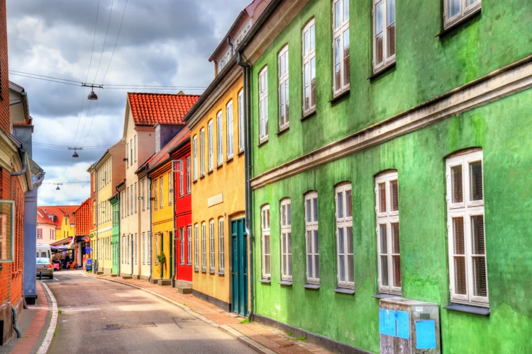Pittoresk dansk gade med farverige huse og historisk charme