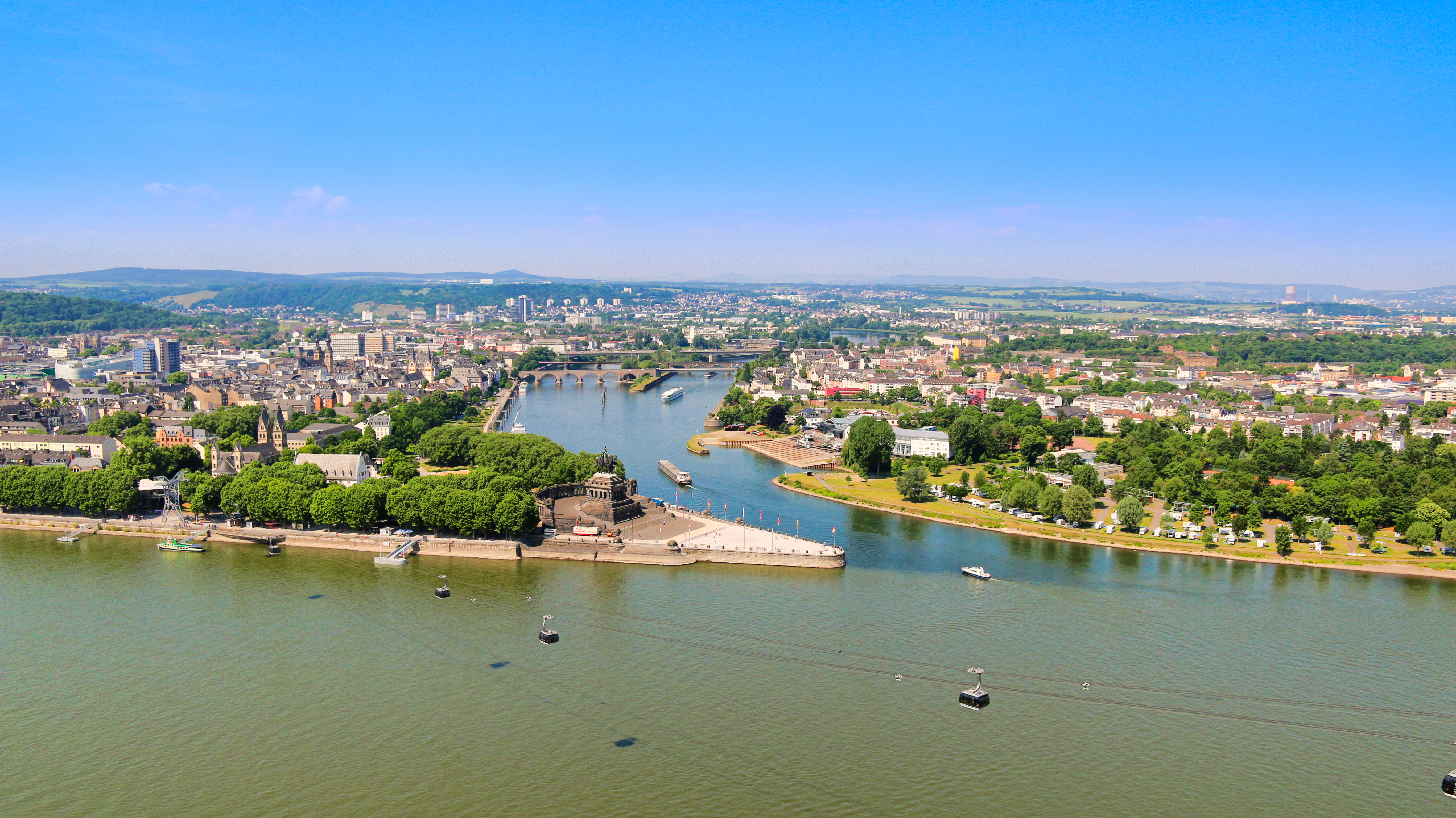 Koblenz ved Deutsches Eck hvor Rhinen og Mosel mødes i Tyskland