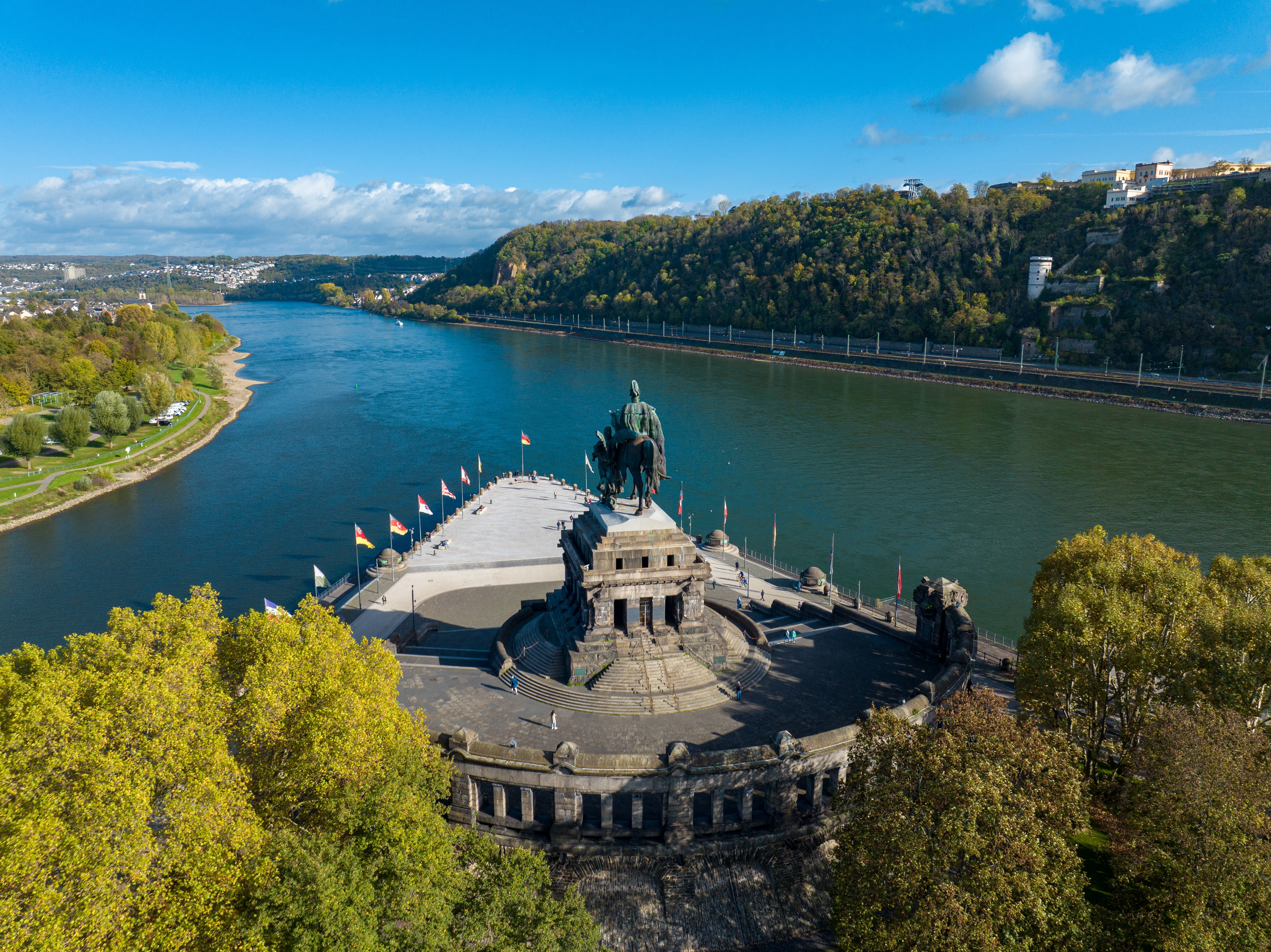 Historisk Deutsches Eck monument med rytterstatue ved flodsammenløbet i Koblenz Tyskland sommerlandskab