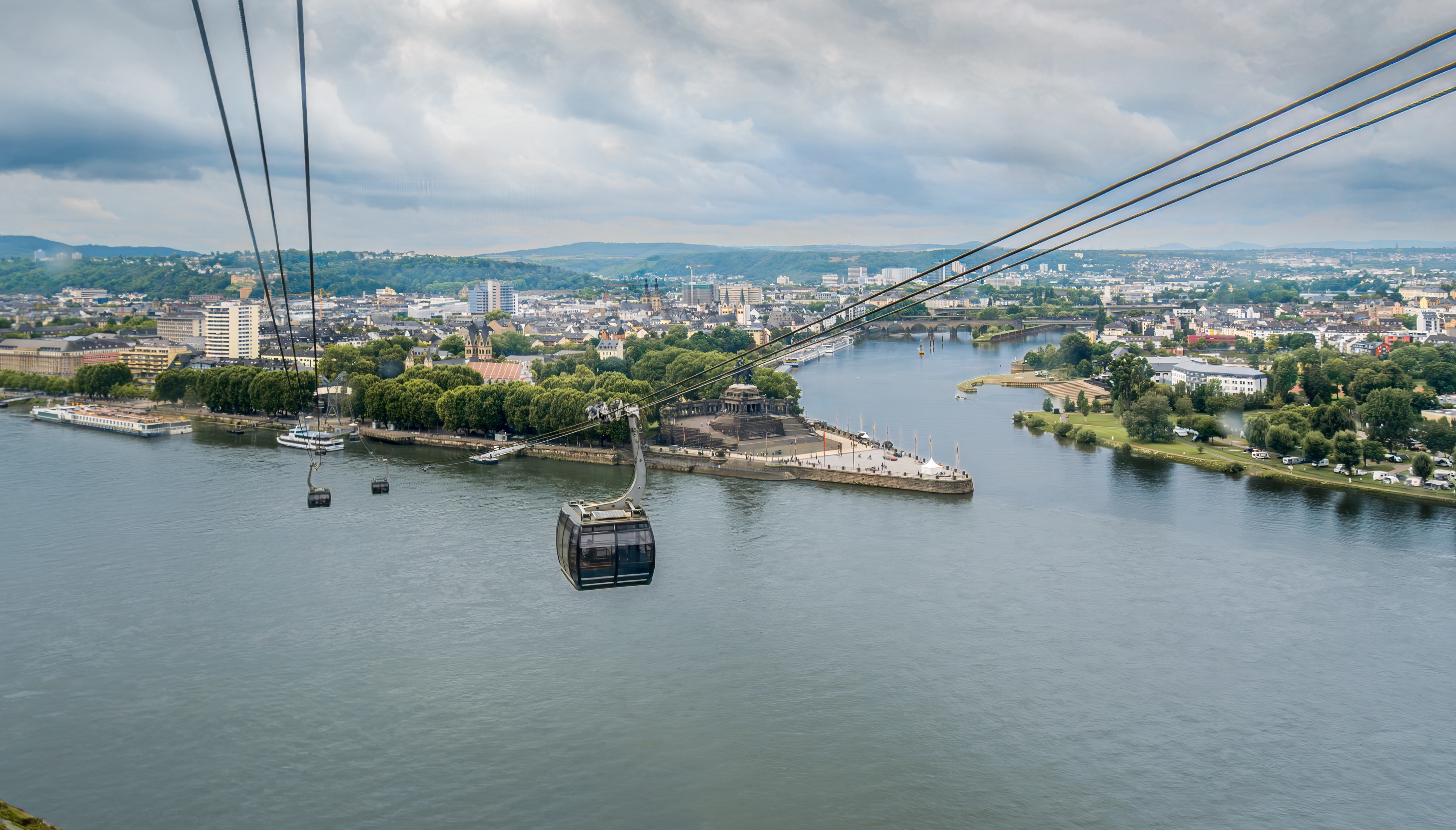 Luftfoto af kabelbaner over Rhinen ved Koblenz i Tyskland med det maleriske sammenloeb af Rhinen og Mosel