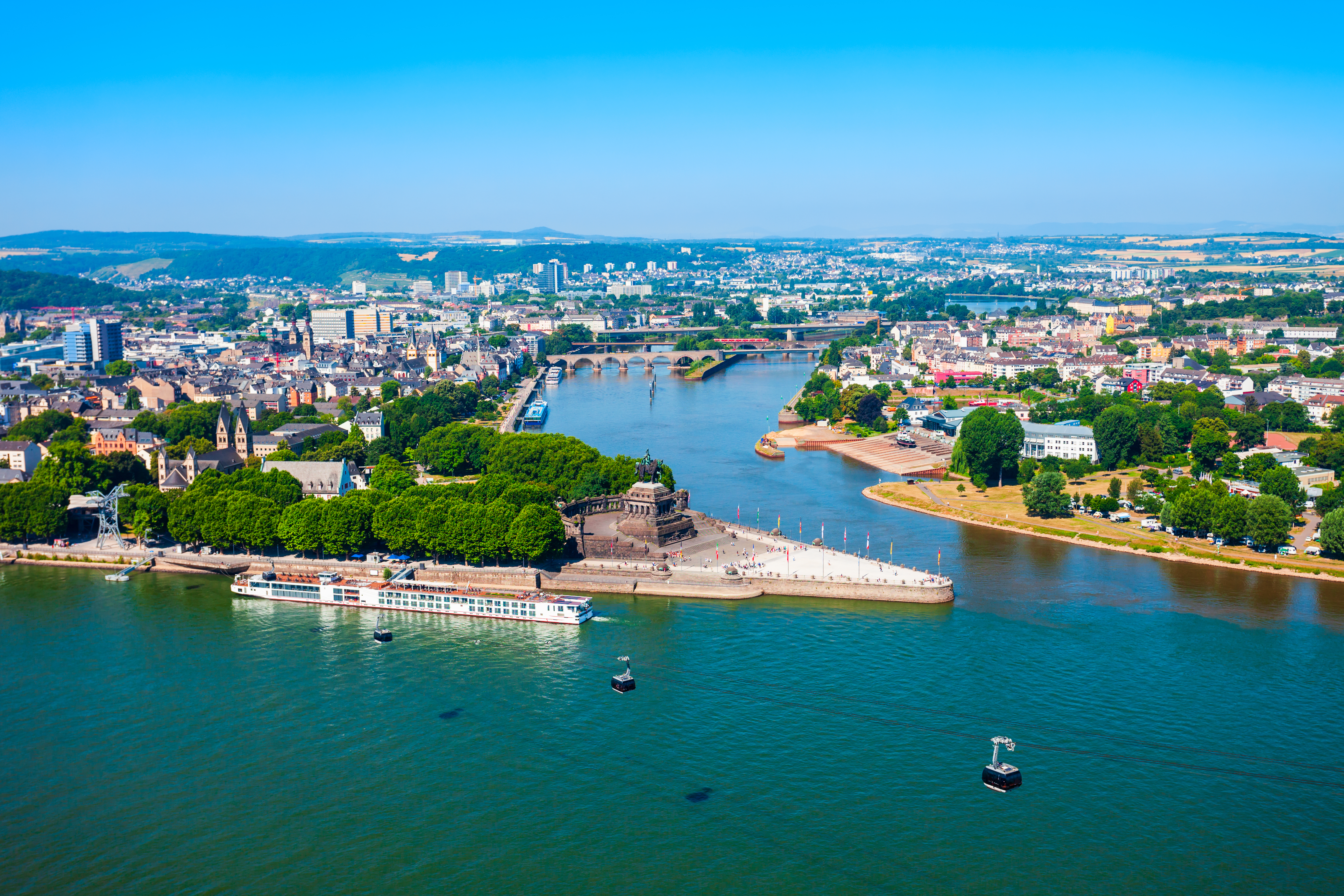 Luftfoto af det smukke Koblenz i Tyskland, med udsigt over Deutsches Eck og mødet mellem floderne Rhinen og Mosellen på en klar sommerdag