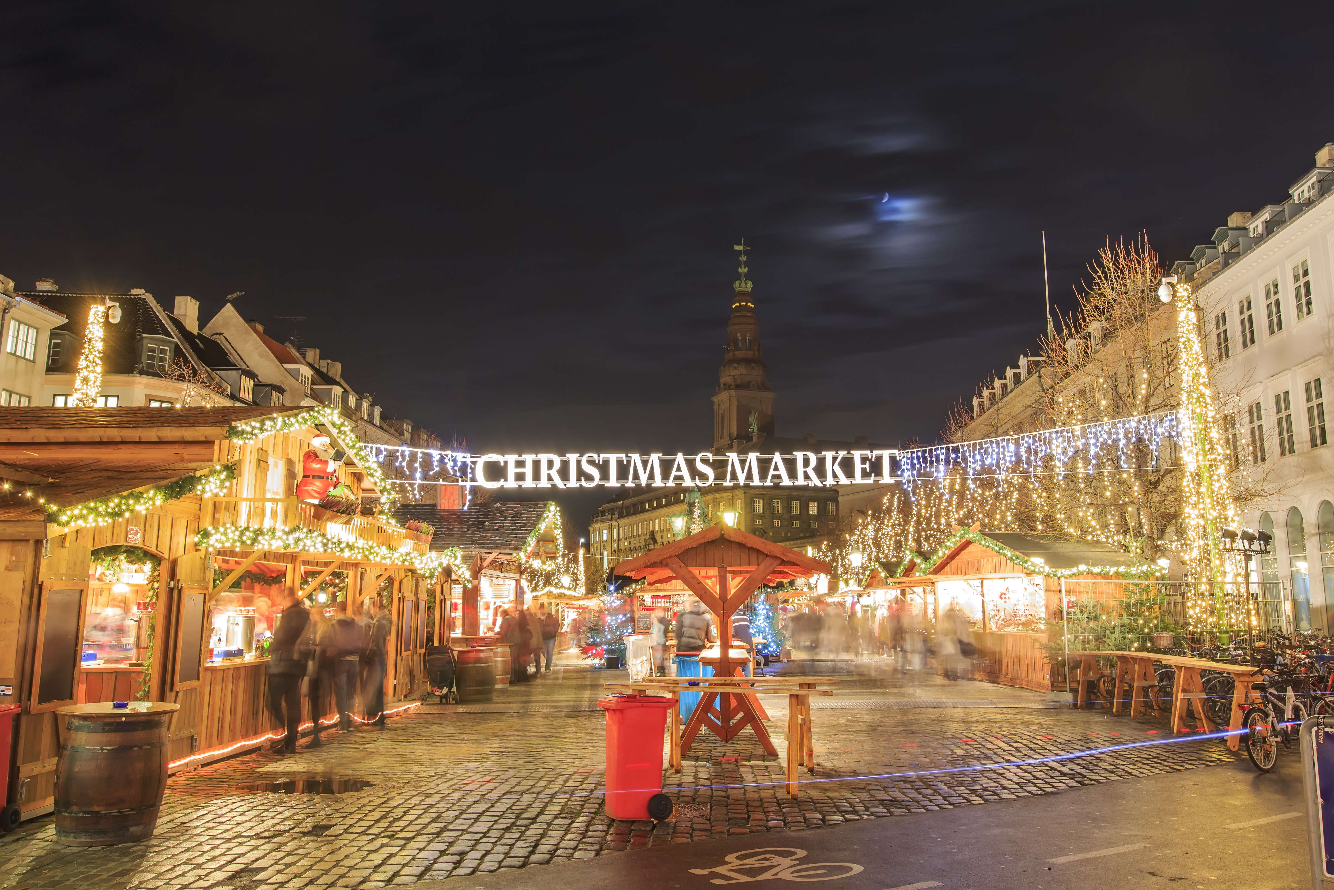 Københavns stemningsfulde julemarked om aftenen med gyldent lys og danske juletraditioner