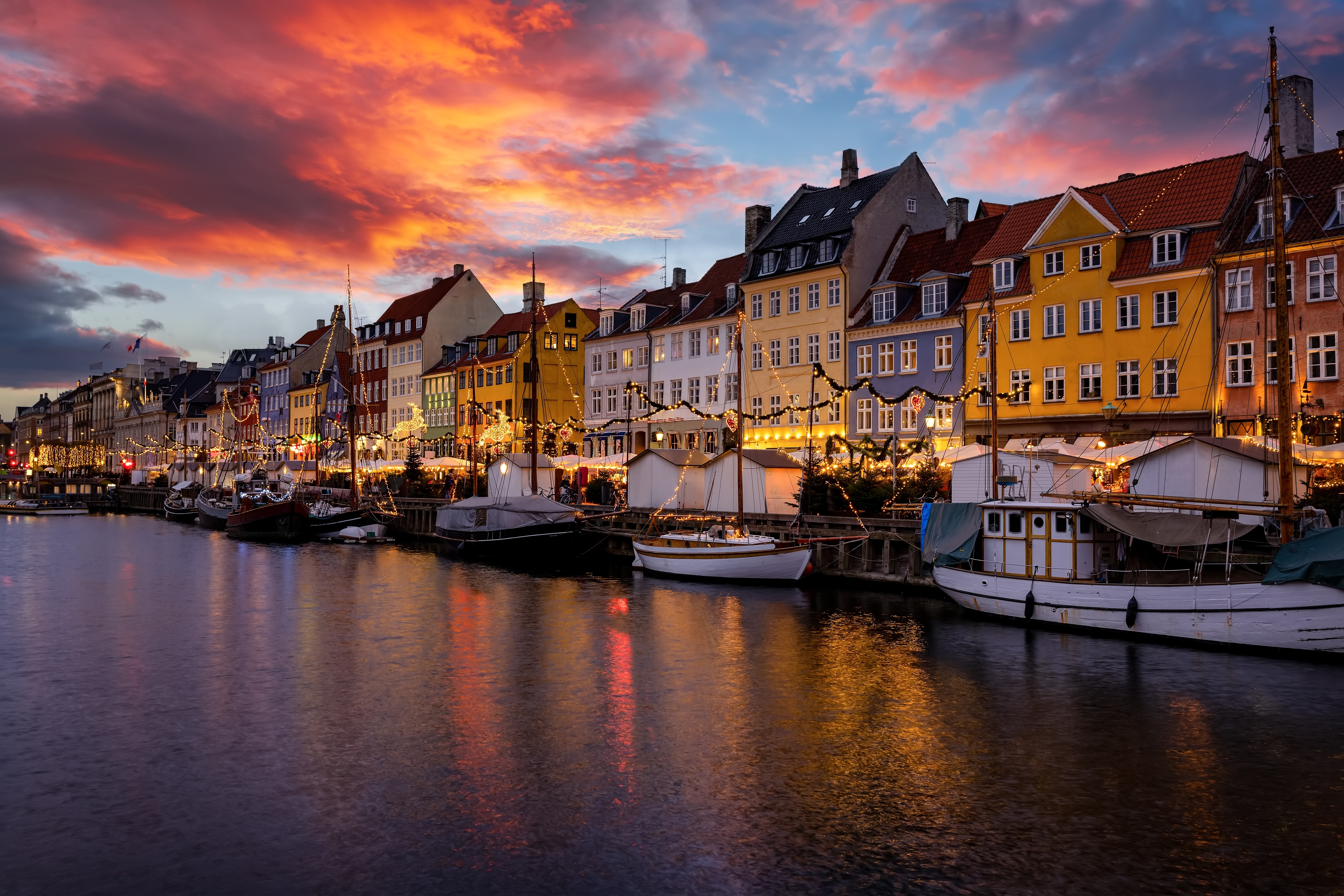 Aftenstemning i Nyhavn København med oplyst kanal og farverige bygninger