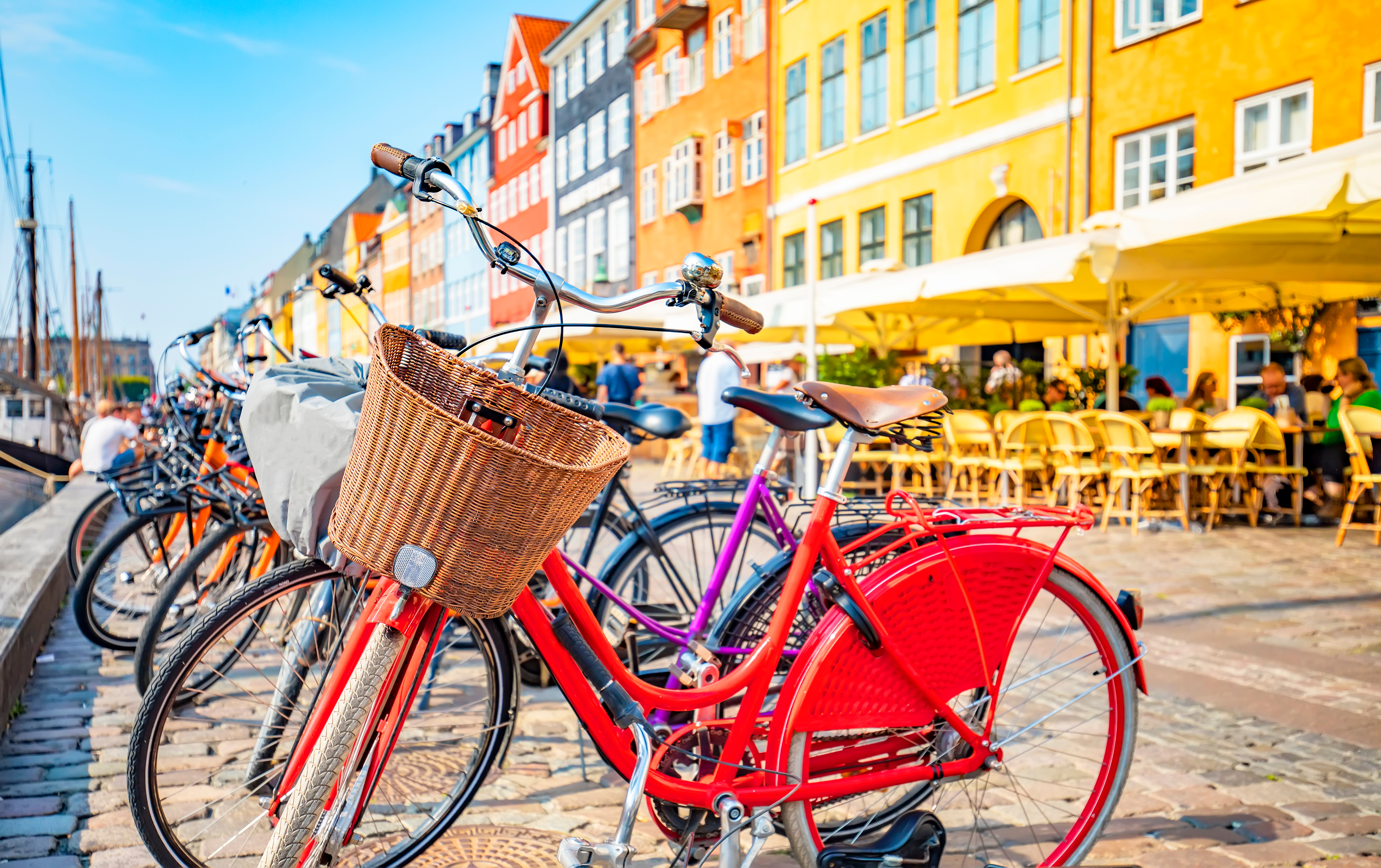 Cykler med kurve ved Nyhavn havn i København på en solrig dag