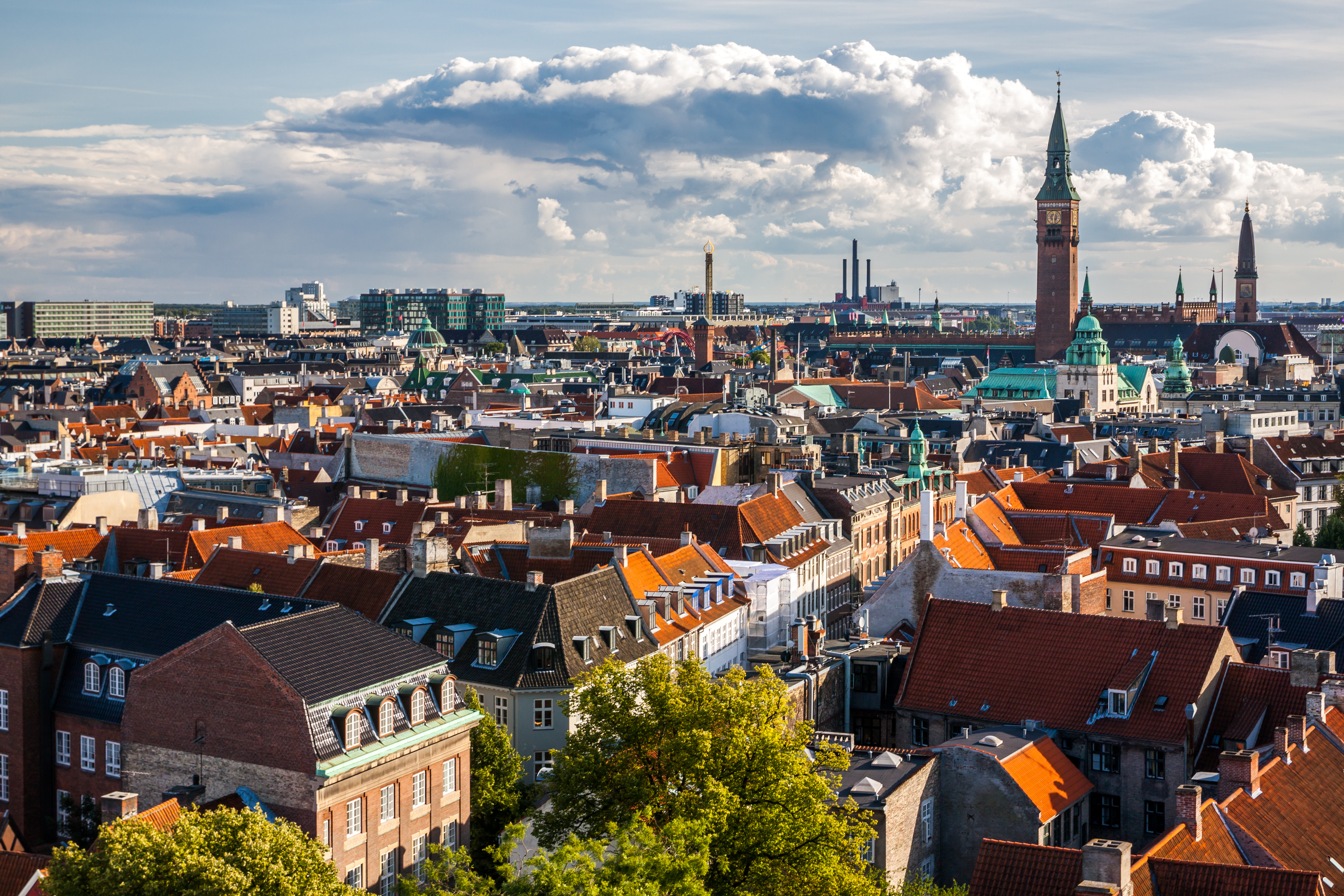 Imponerende skyline af København med Rundetårn og Holmens Kirke