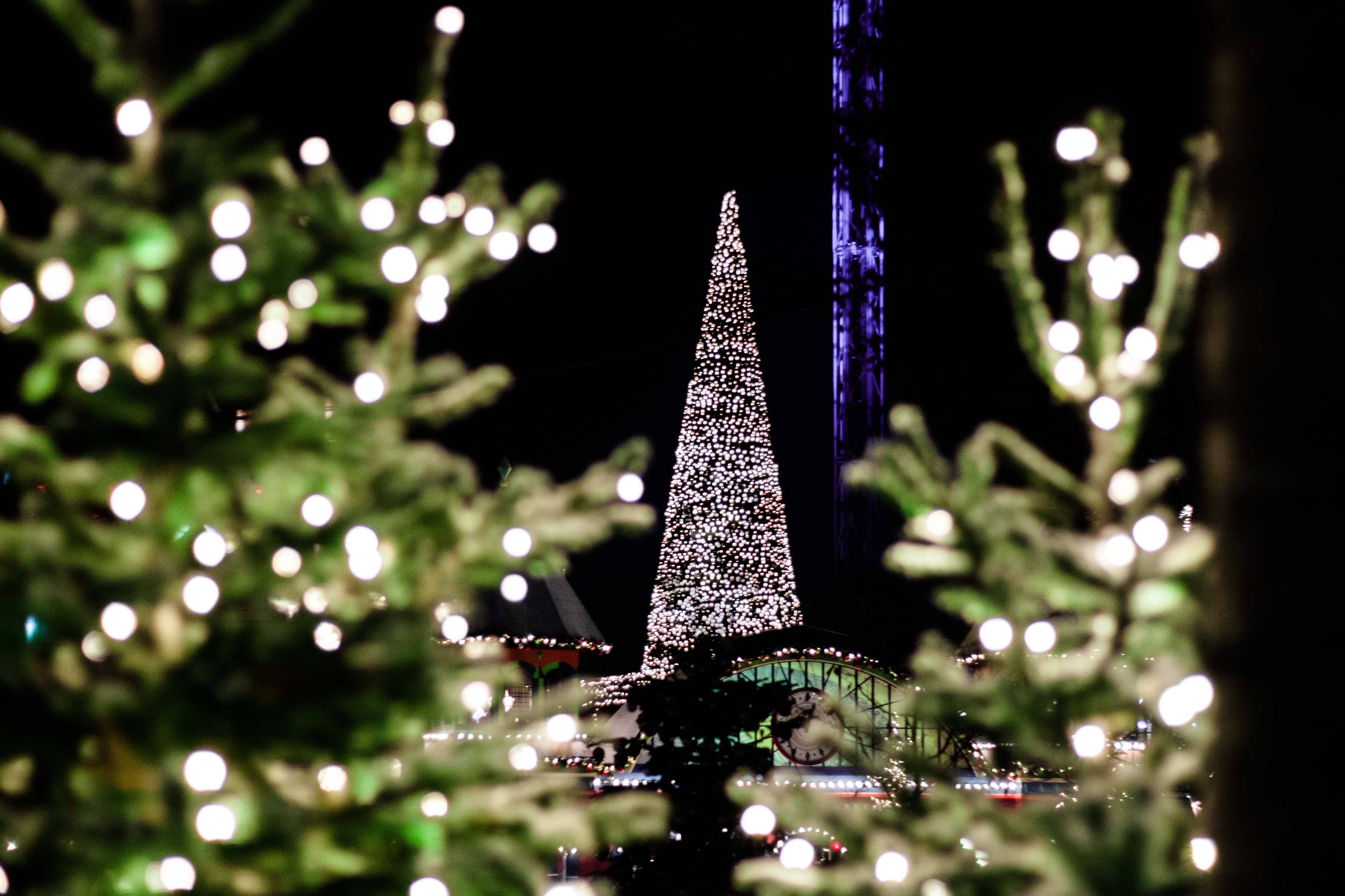 København Tivoli i julestid med festlys og vinterdekoration