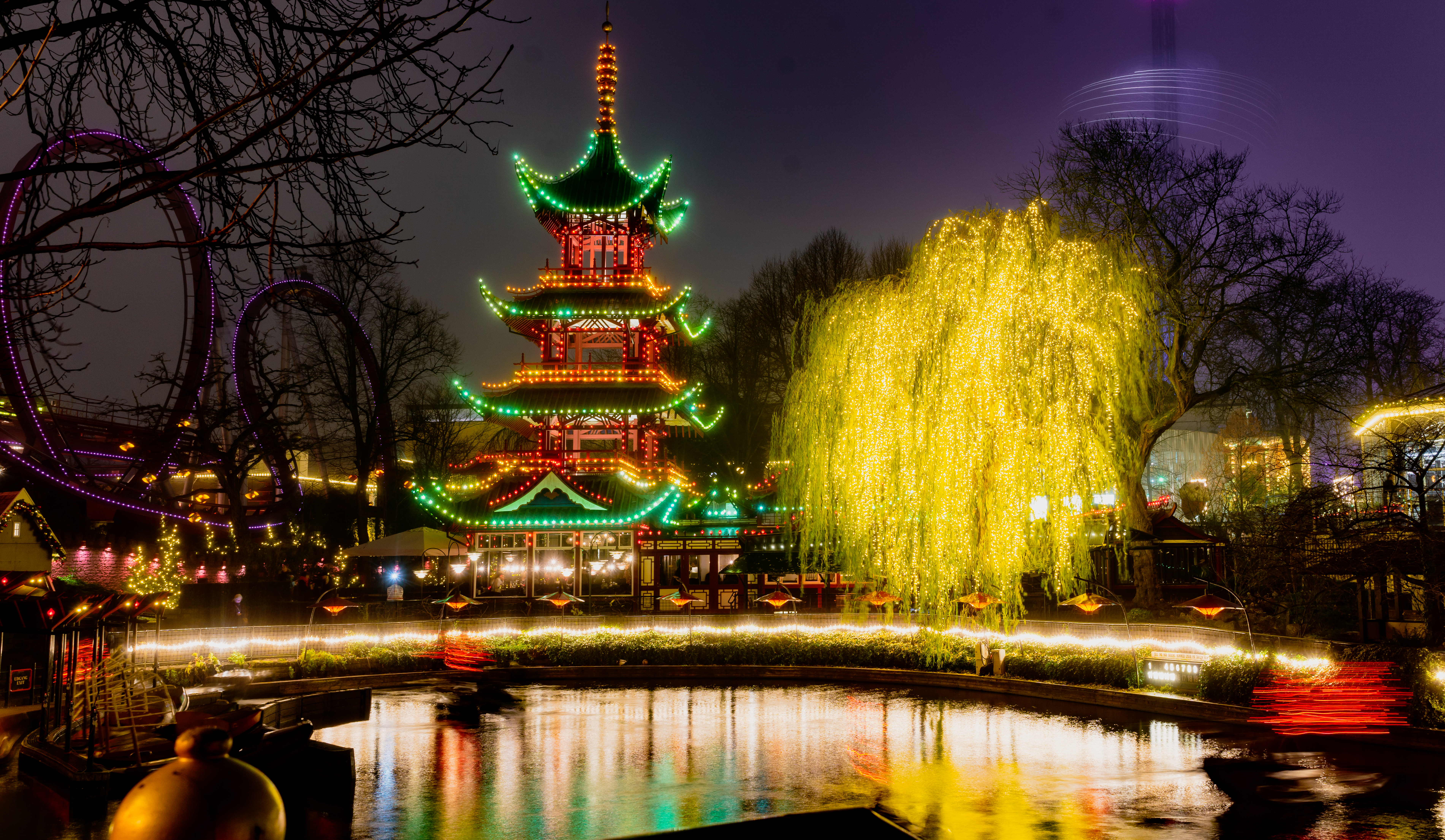 Kinesisk pagoda med smuk belysning afspejlet i havesø i Tivoli København