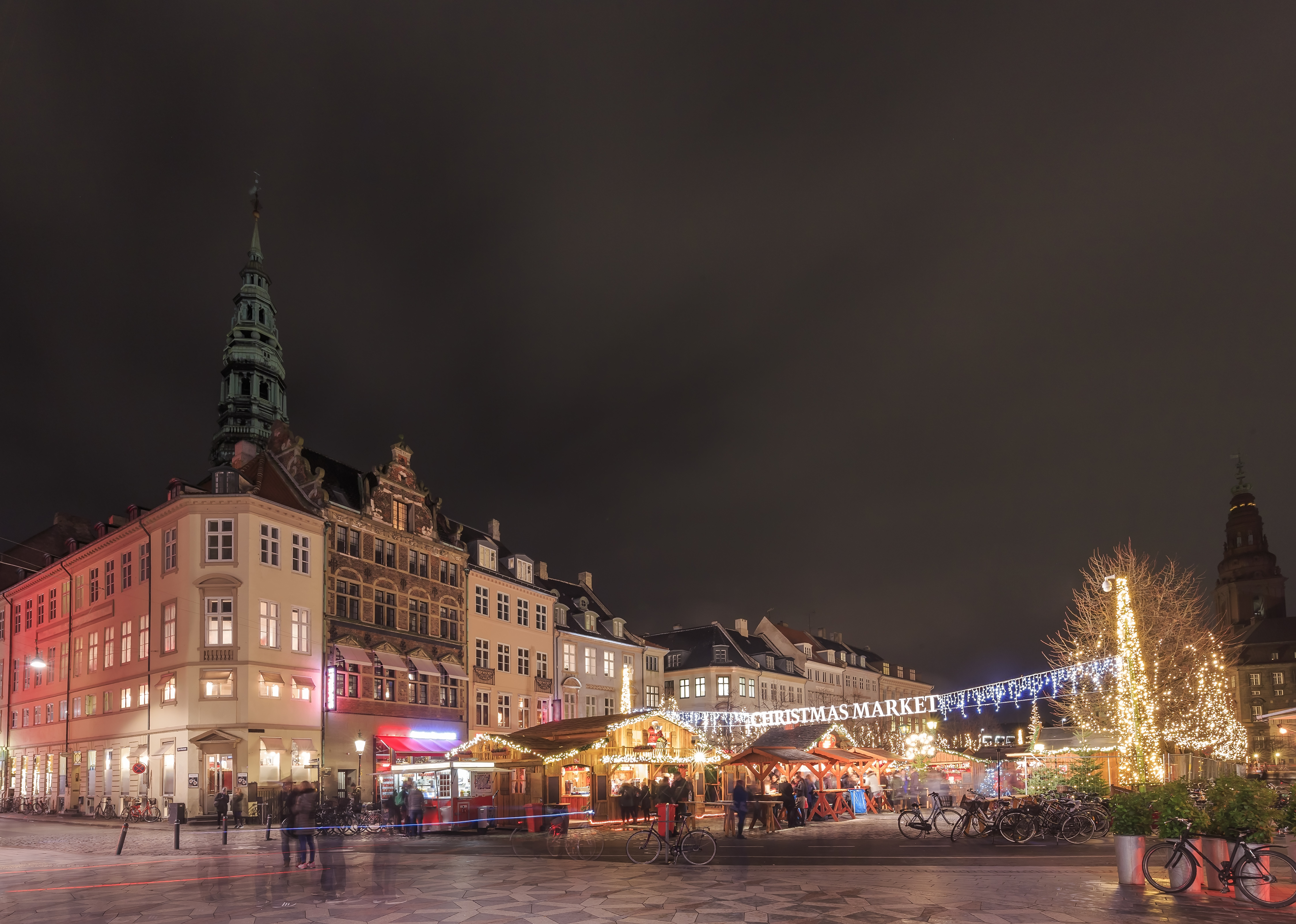 Magisk vinteraften ved julemarkedet omkring Storkespringvandet i København med festlig belysning og julestemning