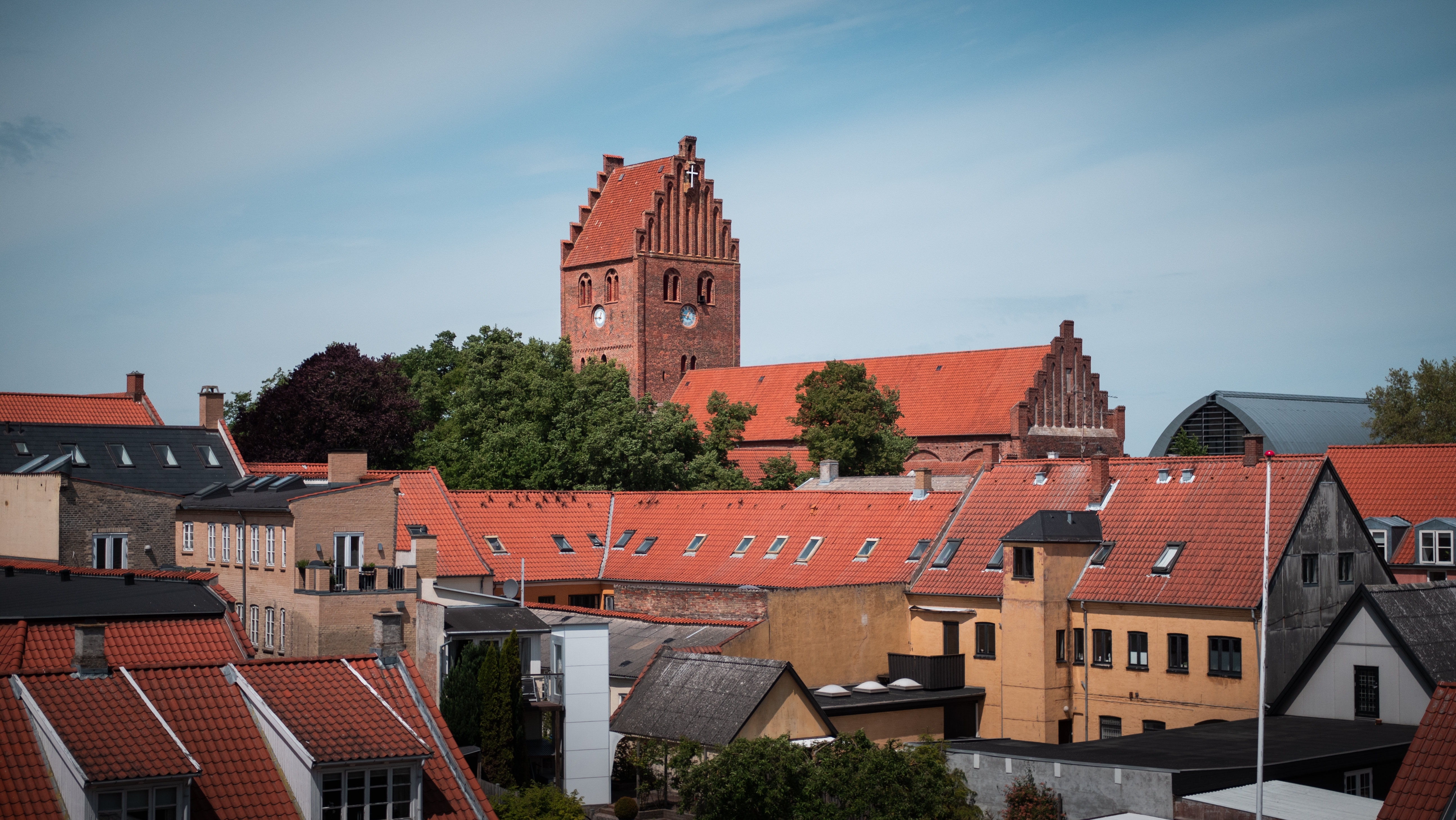 Køges charmerende gamle bydel med kirketårnet som vartegn set over hustagene