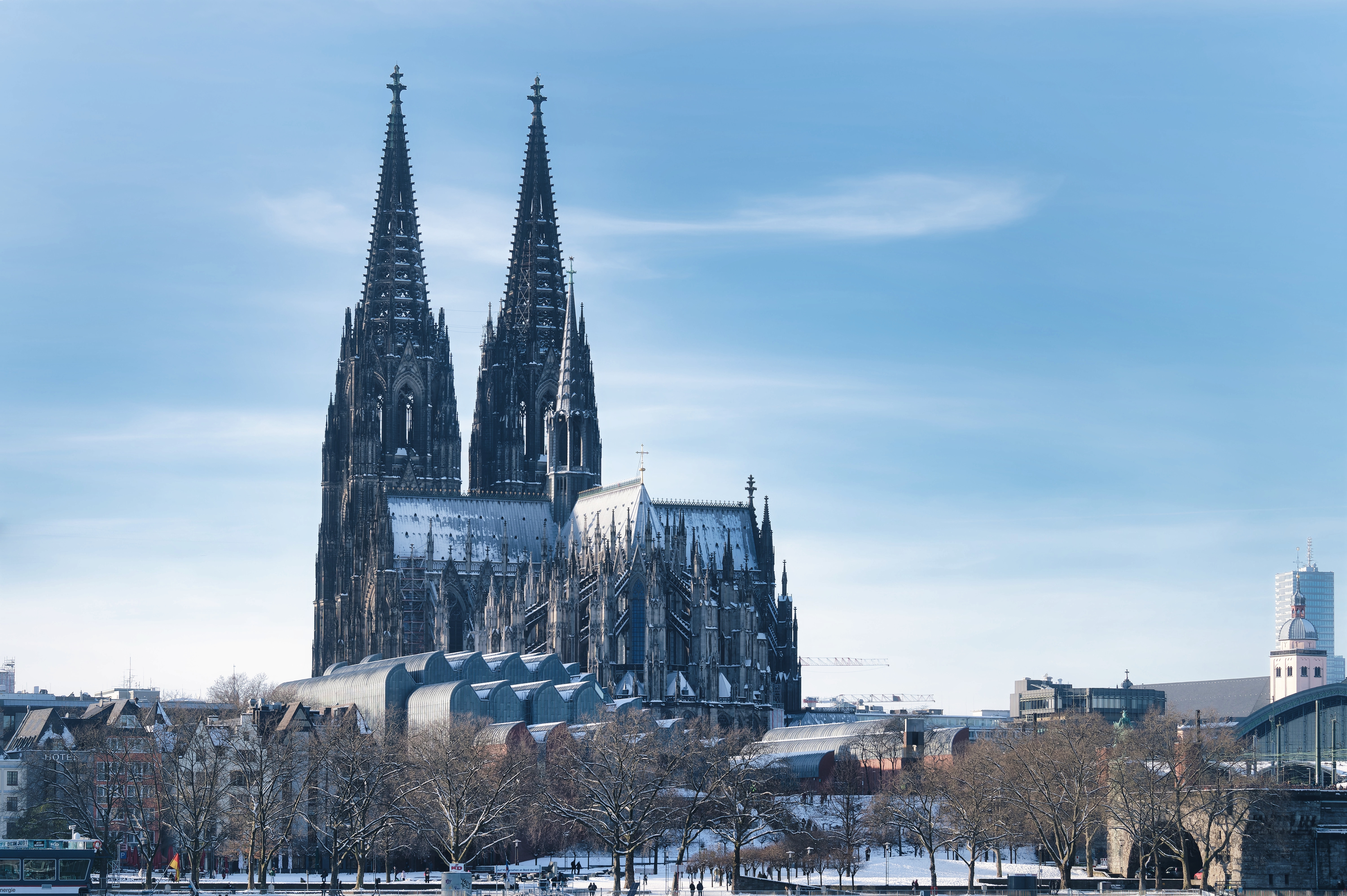 Kølns berømte domkirke i smukke vinteromgivelser med sne og blå himmel - perfekt vinterdestination i Tyskland