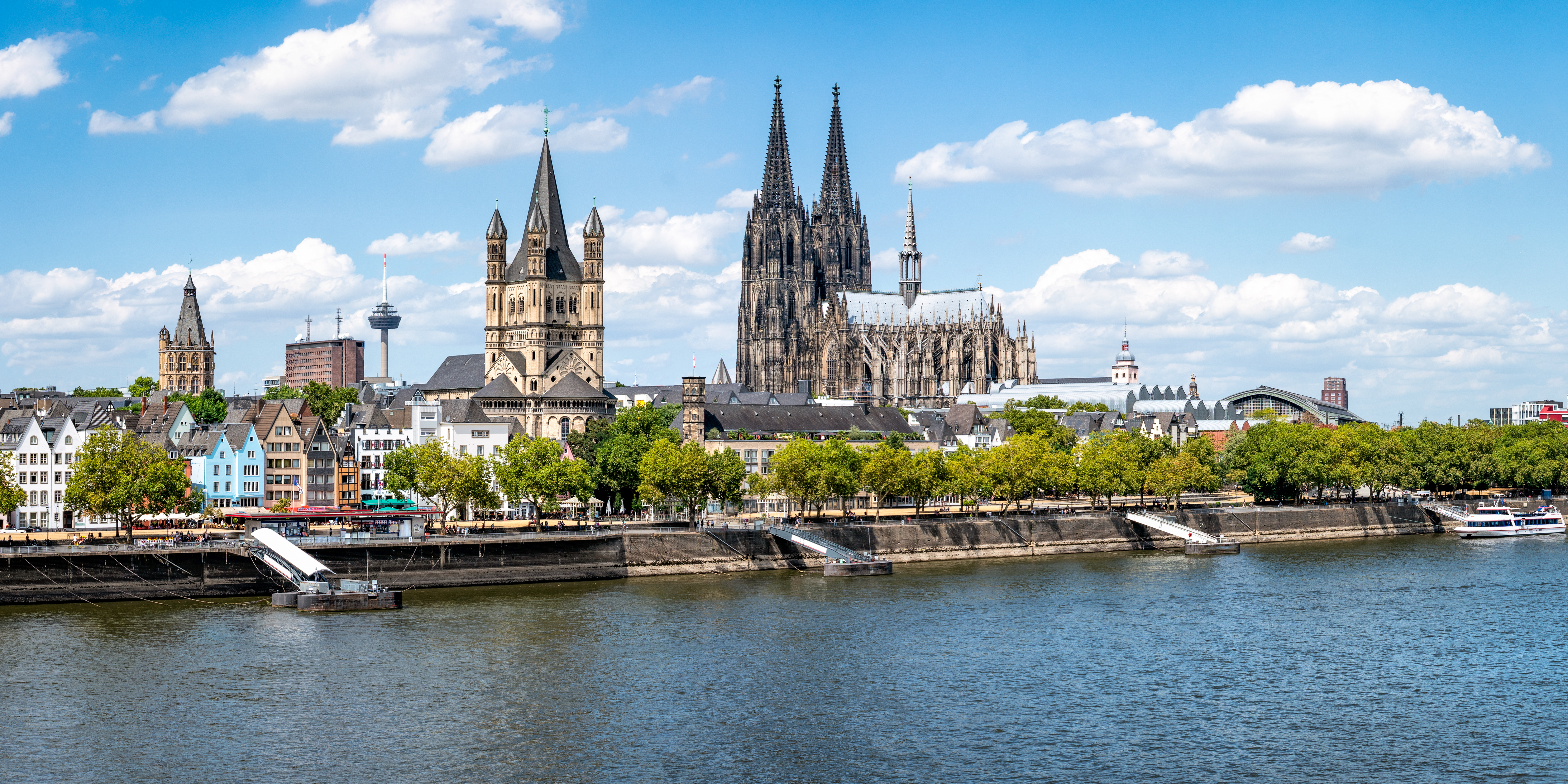 Köln Domkirke og Rhinen panorama med tyske gotiske kirker og bydel