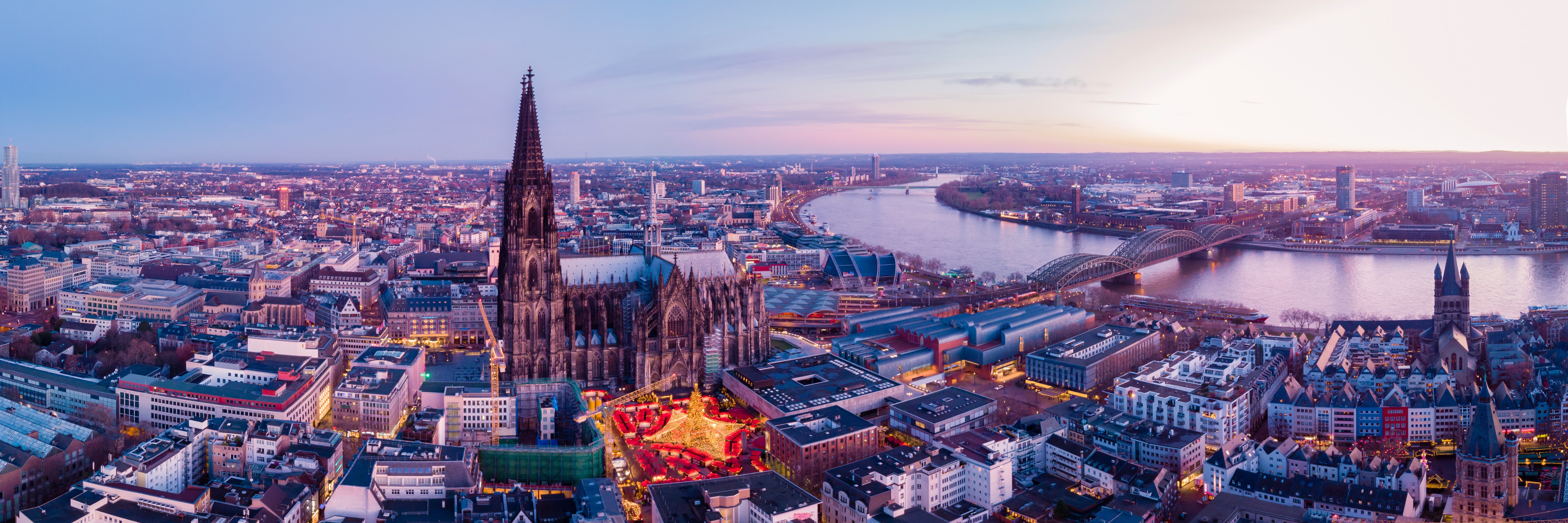 Spektakulært luftfoto af Köln med den gotiske domkirke og festlige julemarkeder