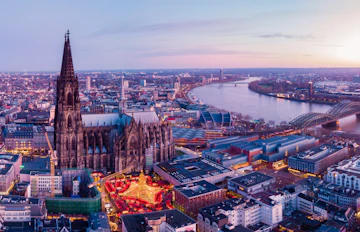 Spektakulært luftfoto af Köln med den gotiske domkirke og festlige julemarkeder