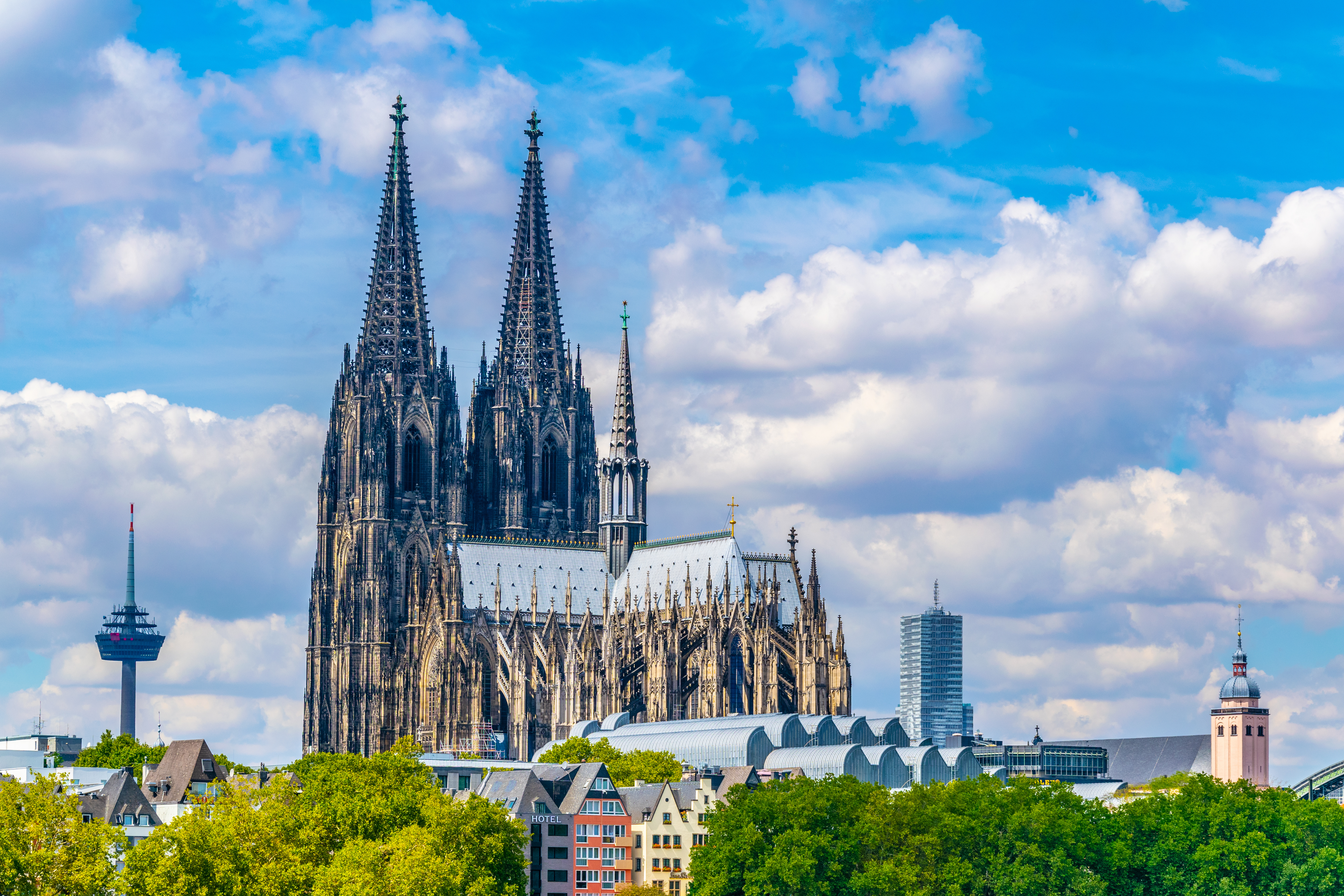 Gotiske spir og stenudsmykning paa Kolnerdomen i Koln, Tyskland