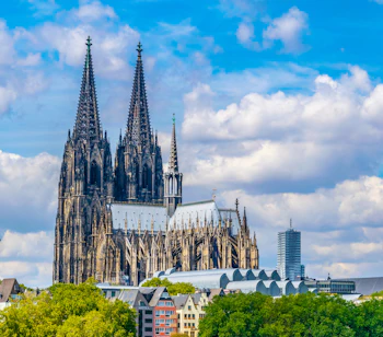 Gotiske spir og stenudsmykning paa Kolnerdomen i Koln, Tyskland