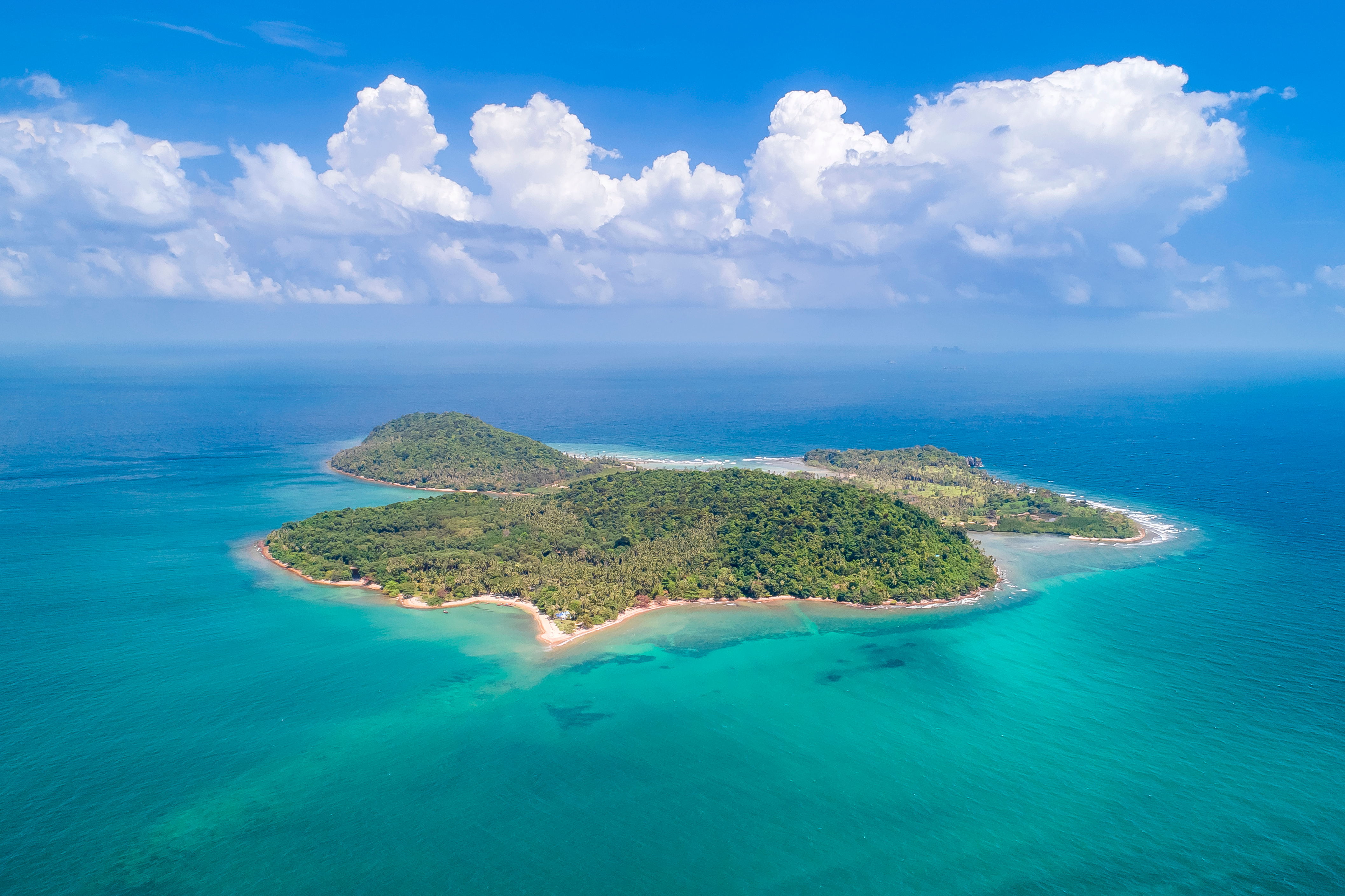Luftfoto af Koh Samet i Chumphon Thailand med hvide sandstrande og turkist krystalklart vand