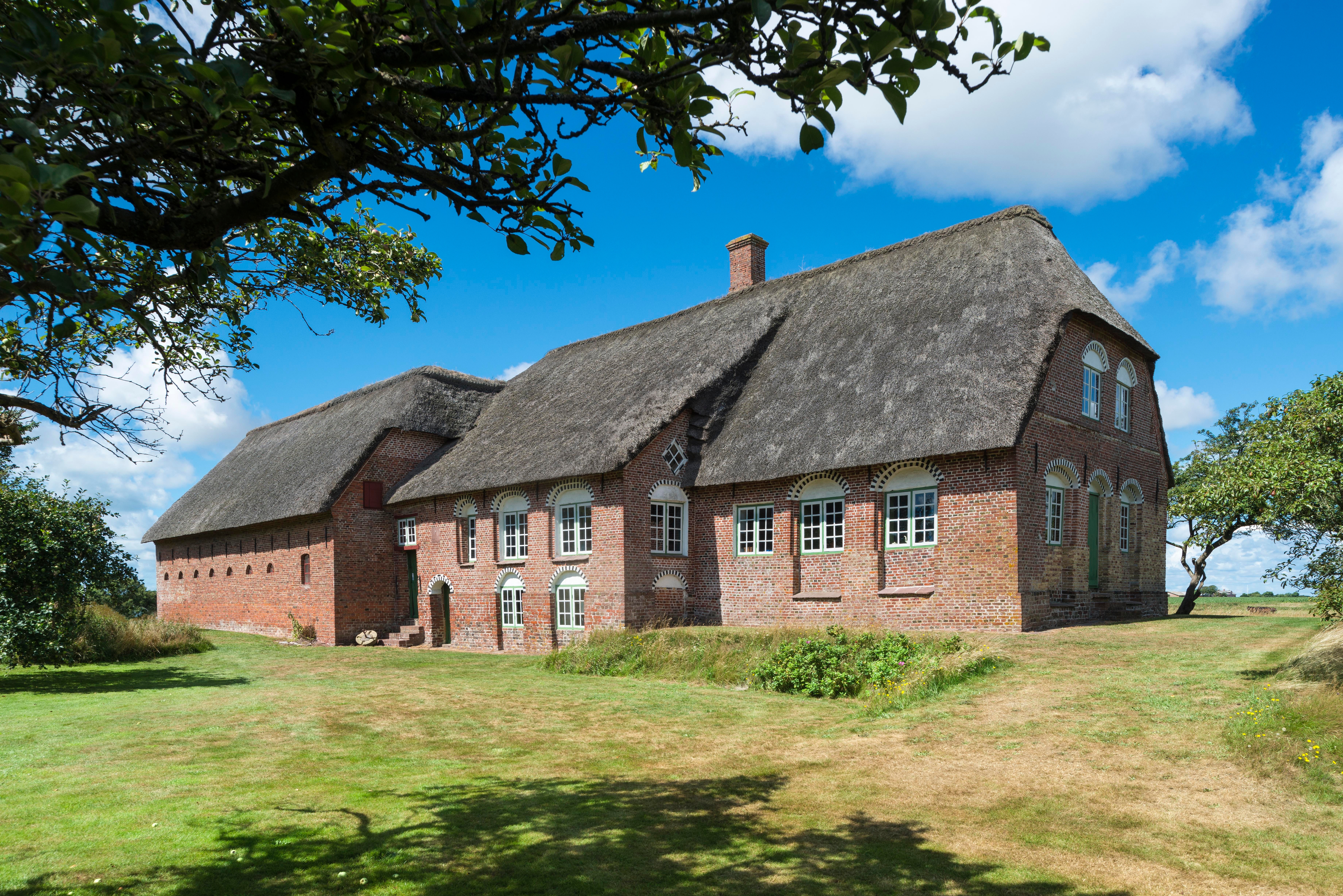 Kommandørgården på Rømø med karakteristisk straatag og røde mursten – et unikt stykke dansk kulturhistorie i Sydvestjylland