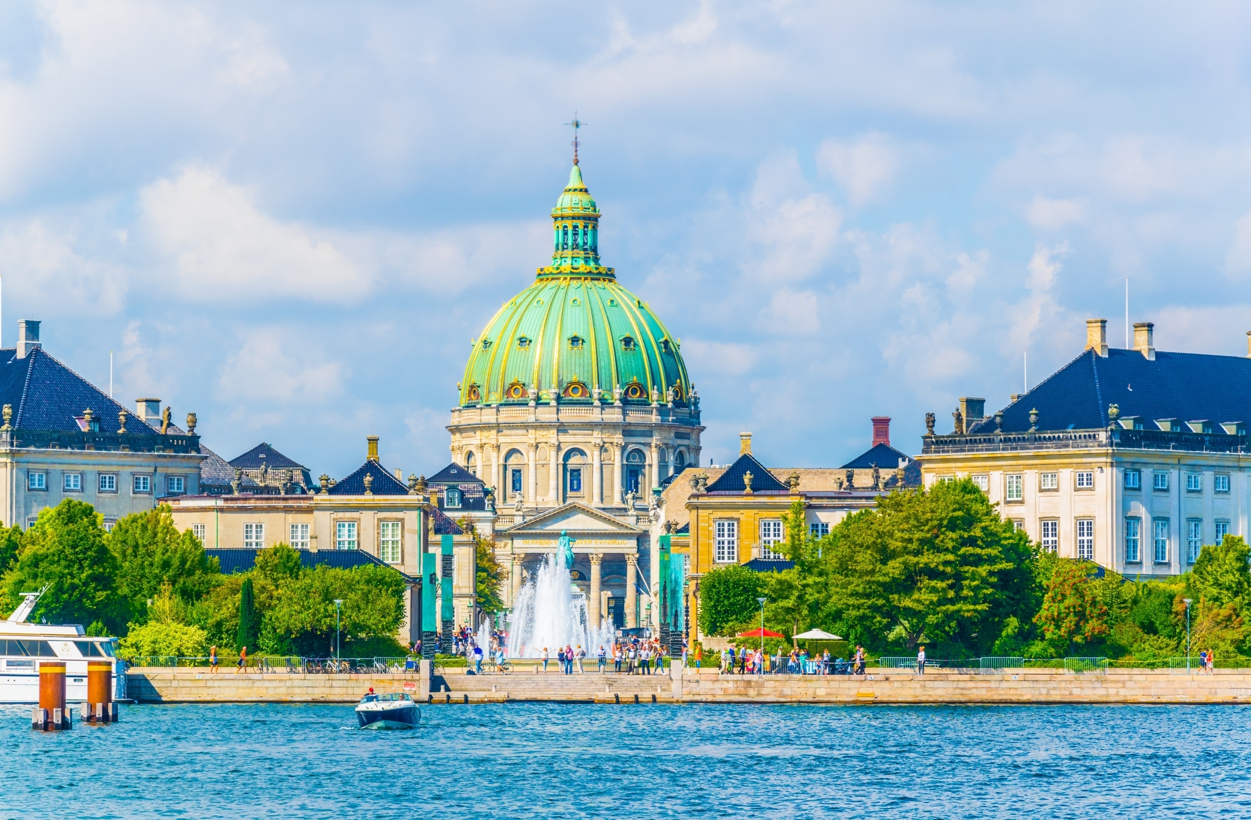 Fascinerende panorama over Københavns kongelige kvarter med Marmorkirken og Amalienborg Slot under blå himmel