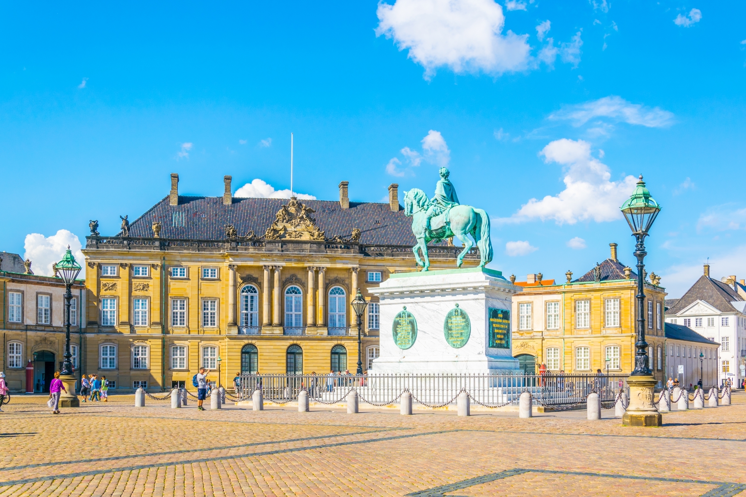 Det kongelige Amalienborg Slot med slotspladsen og rytterstatue i København