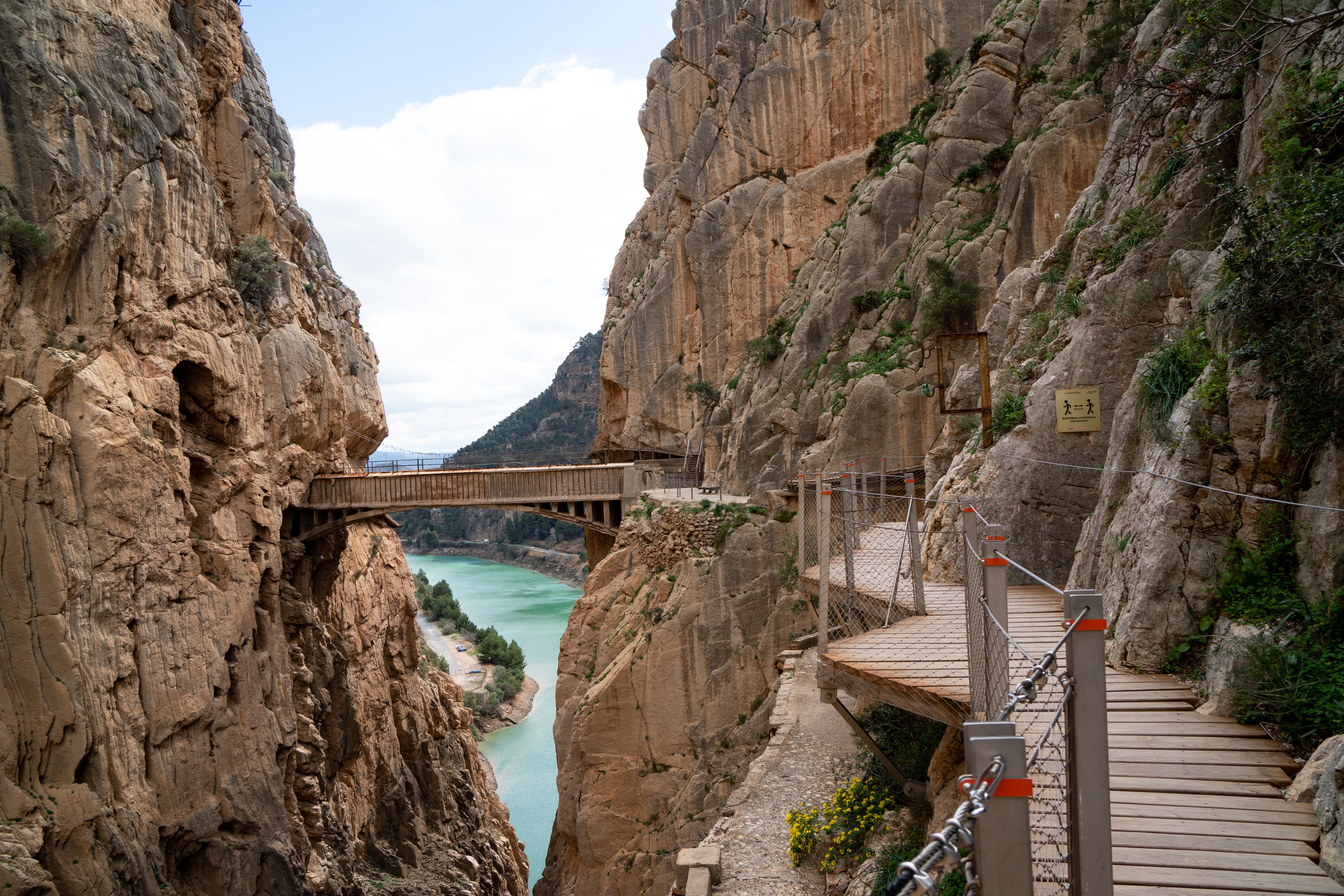 Eventyrlig gangbro på Kongens Sti Caminito del Rey i Malaga provinsen med spektakulært naturlandskab